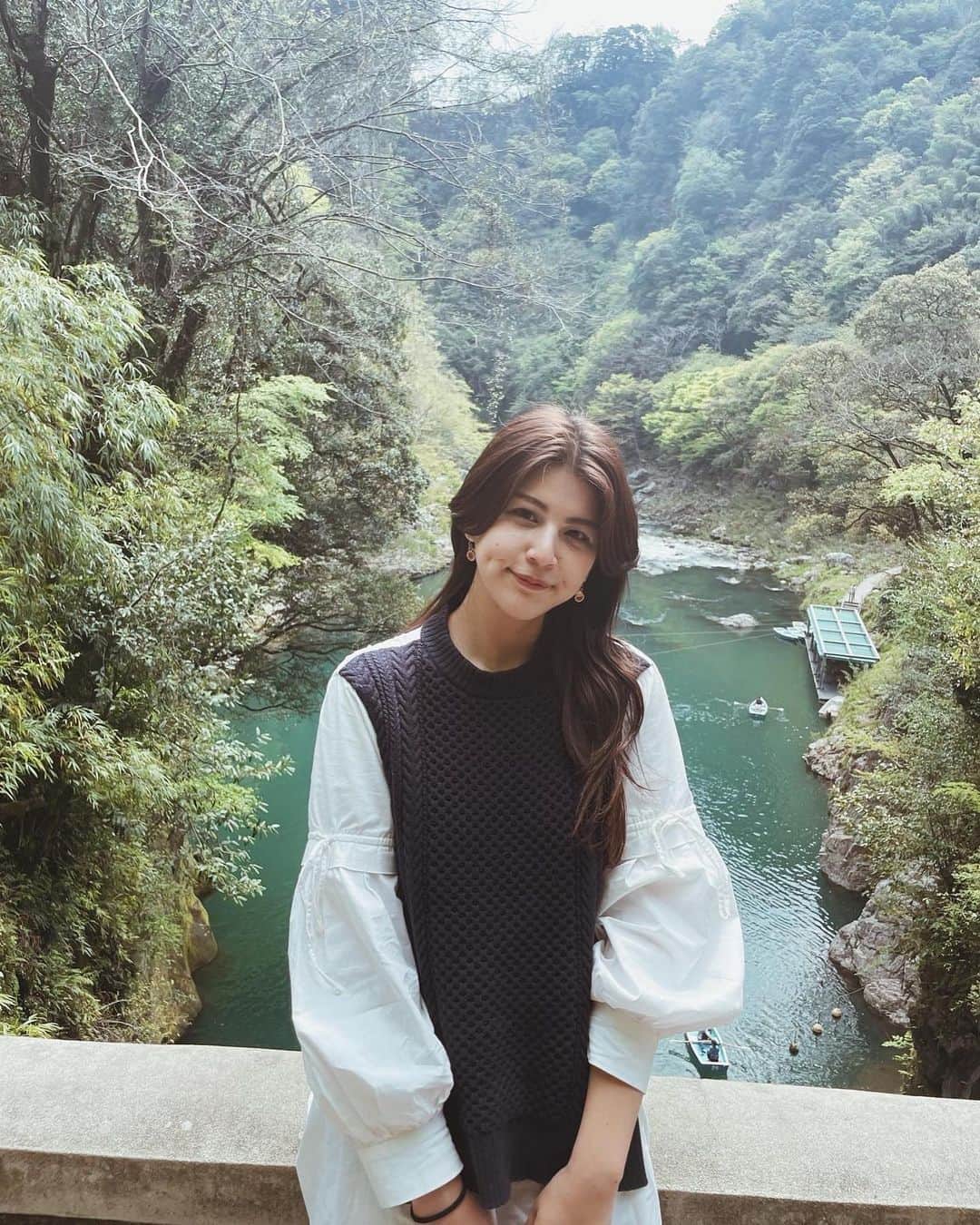 九里聖莉奈のインスタグラム：「. ⁡ ずっーーーと行ってみたかった所。 ⁡ 空気がとても綺麗で とても涼しくて静かな所。 ⁡ こんなエメラルドグリーンな川見たことない！ 滝こ側には小さな虹ができててハッピーな気持ちになった🌈🥰 ⁡ #kuriseri #高千穂峡 #宮崎」