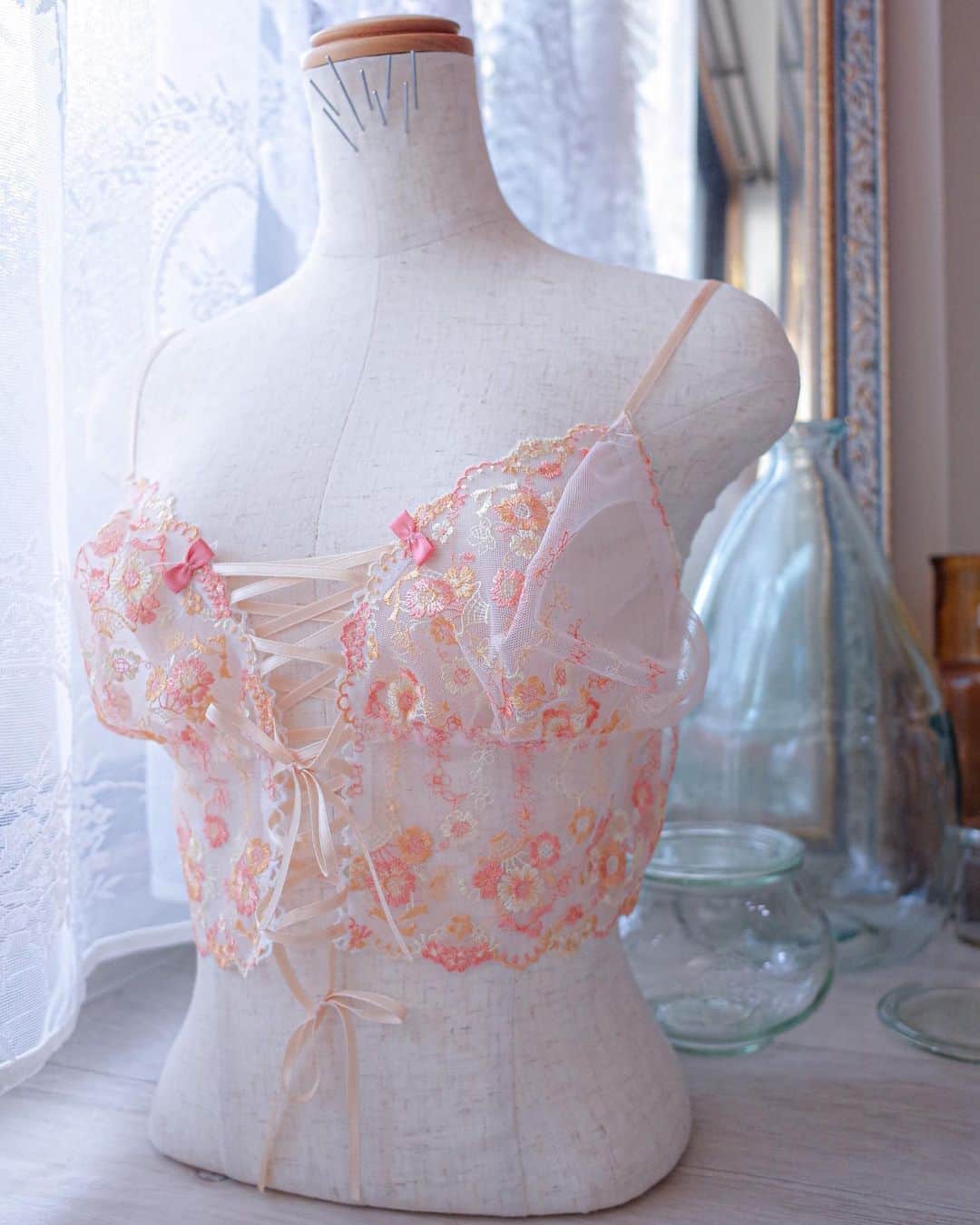 senanoLINGERIEのインスタグラム：「SOLD…thanks!  【現品販売】先着順!!! "女神シリーズ" 春のビスチェです🌷  女神といえは編み上げ！ 胸元の編み上げリボンがポイントのビスチェをお届けします🍊 オレンジ刺繍レースに合わせてオレンジのトップスなどとレイヤードしたランジェリーファッションも楽しめるアイテムです♡  ⚫︎サイズ SMサイズ相当 フロントの編み上げでサイズ調整できます。 （参考サイズ:アンダー75で衣類の上からの着用も問題ありません）  ⚫︎現品販売¥12000 ・お揃い女神ショーツも作れます！ ・発送時には糸切りなどを済ましてお届けします。 ・素材違いで同じデザインご希望のオーダーもご相談ください。  ⚫︎購入方法 DM先着順です。 「買います」とメッセージいただいた方で早い順にお返事していきます。」