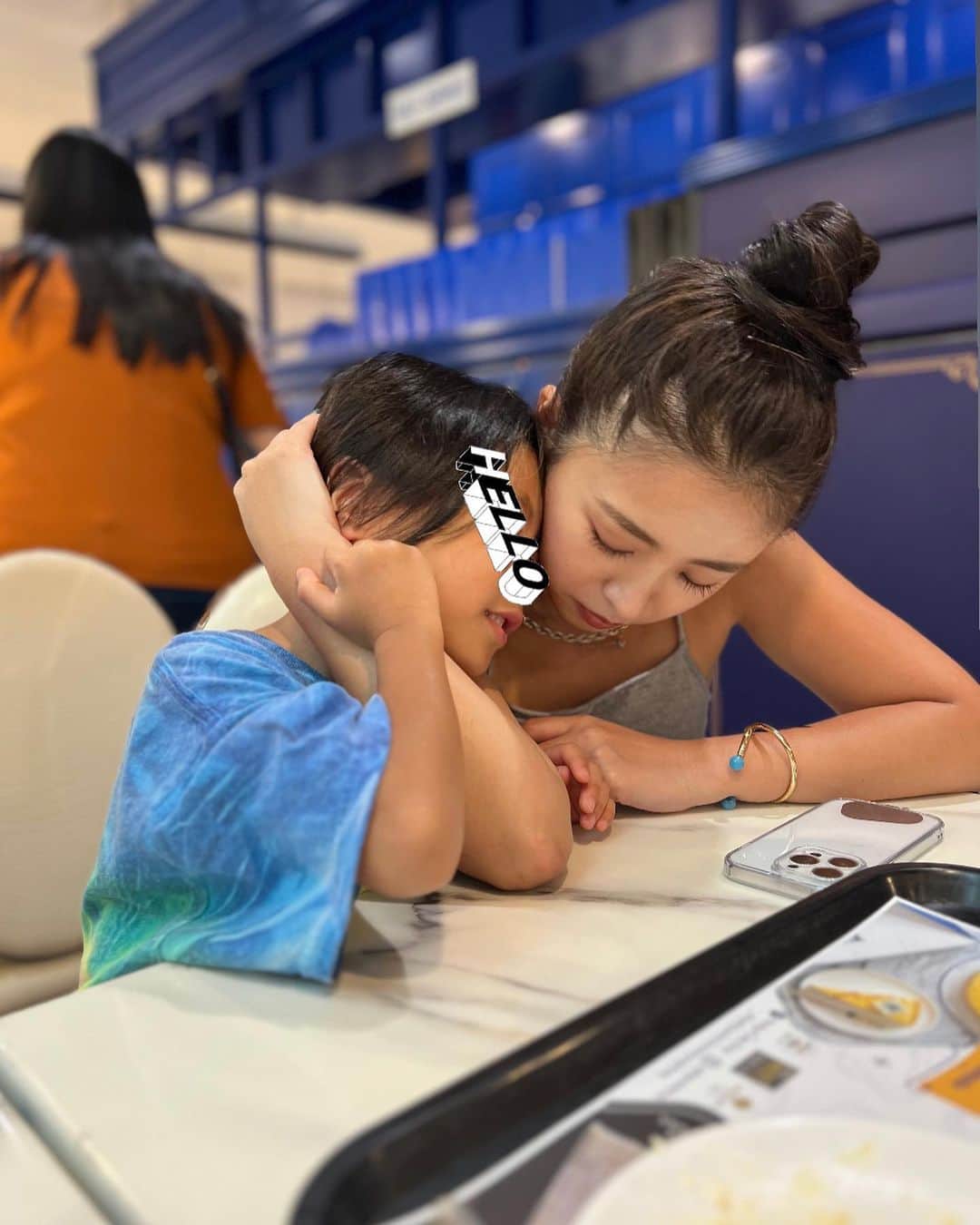 のインスタグラム：「こちらはSoo Kee Restaurantのエビそば🦐  とにかくエビそばが美味い！！との事で行ってみました。  味はかた焼きそばですね！！ すごく美味しかった♡ ただね、エビそばなんだけど、エビの臭みがあるなぁとどこのお店でも感じました💦 だから正直エビそばだけどエビなくていいなぁってw  きっと下処理とか日本みたいにしないんでしょうね😅 ただ、エビ以外の味は美味しいよ😋w  クアラルンプールはご飯屋さん沢山あるからご飯に困らない！行きたいお店が沢山あってご飯の回数が足りなかったよ😭  🐒もどのお店でもバクバク食べてました😋  🐒と私はいつもこうしてベッタリラブラブ♡ いつまでラブラブしてくれるんだろう。 カウントダウンが始まってる気がする😭  そして私達黒😂💦💦💦  #YUA #trip #Malaysia #クアラルンプール #エビそば」