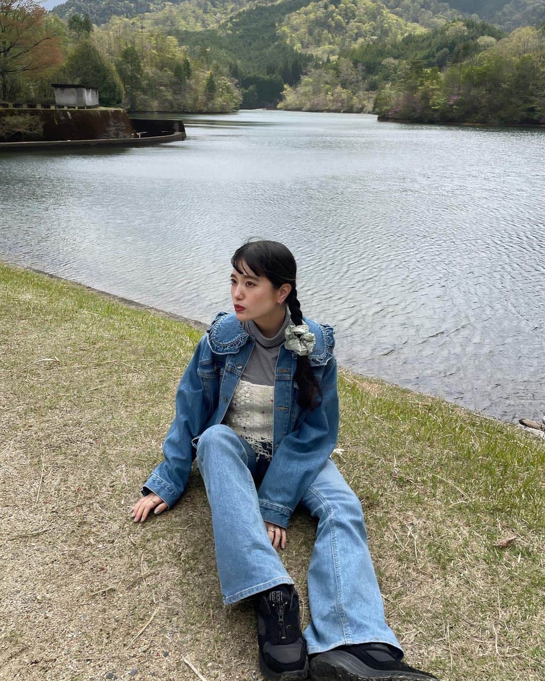 みこのインスタグラム：「TRIP TO KYOTO DAY2🍃🏯 今回の旅の目的は、滋賀にある岩尾池の一本杉を見ること。  とある夜 ☽ 恋人にこの杉がみたい、と画像を見せられその写真の迫力に圧倒されました。  実物はとても美しくて、1000年前から生き続けていることを体現するかのように、しんとした時間をまとってた。  カエルが喉を鳴らす音がパーカッションのように響いて、そこに小鳥たちが嬉しそうに歌っていて、、水面は数秒ごとにいろんな表情で波打つ。  無限にここで深呼吸していられそうでした。 自然のおかげでリフレッシュ🌬🍃  コーデはジーンズ＋ジーンズで動きやすく、汚れても洗濯できるもので！👖  ヘアは短く編んだ三つ編みを横から引っ張って極太に。(私は毛量が少ないからそんなに太くならないんだけど😂)  おっきなシュシュを上の方に止めて毛先は巻きました。  ちょっと普通の三つ編みより個性的でかわよくないですか？🤍💎  帰りはまた京都に戻っておいしい蛤ラーメンをたべました。本当に美味しかったからおすすめです🥹  ☑︎FOOD ー 貝だし麺 きた田 私は蛤ラーメンの黒(醤油)と、貝のしぐれにご飯小をオーダー！  今年に入って個人的に大注目してる蛤。 グルタミン酸の旨味って、何にも変え難い美味しさです…😭🤍  #coordinate #国内旅行 #春コーデ #ジーンズコーデ」