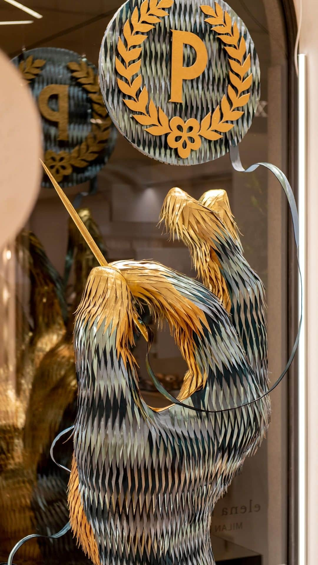 ポリーニのインスタグラム：「A spectacular hand caught in the act of sewing popped up in the window of the Pollini boutique in Milan’s Via della Spiga. The impressive installation “Mani d’oro”, by designer @elenaborghi , on view during Milano Design Week, is a celebration of the maison’s artisanal tradition and 70 years of history.  #Pollini #Pollini70YearsOfWonders #MDW #MilanoDesignWeek #Fuorisalone2023」