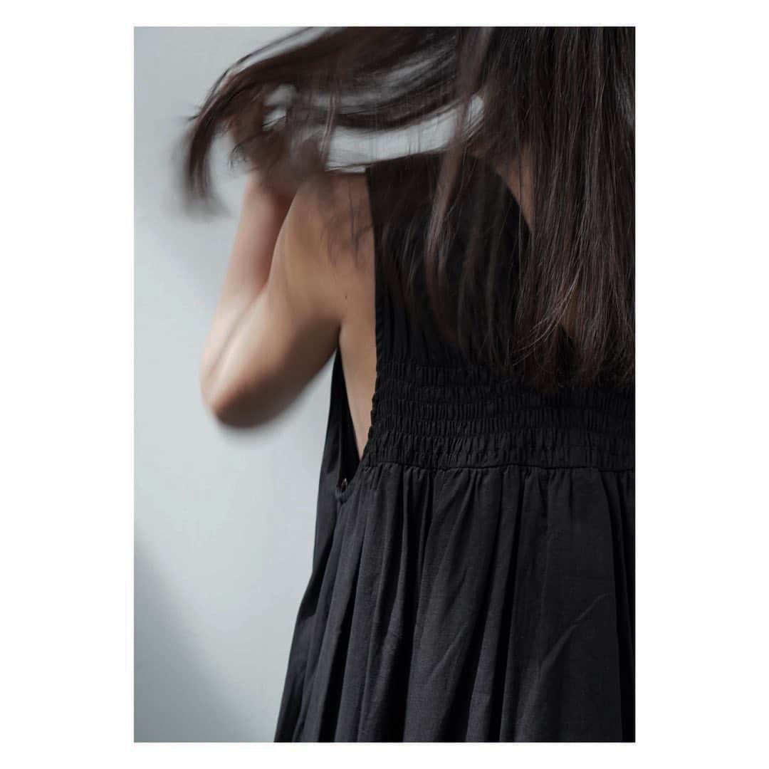 JUNNAさんのインスタグラム写真 - (JUNNAInstagram)「夏の足音👣  今週は久しぶりのホームラインÉ by ETRÉ TOKYOも入荷します。私は今週はÉ by 狙い💪とにかく一年中こんなのが着たい！と言うものを作りました。 腹巻きもとても良いから本当にオススメ🫡  #ETREシャーリングボリュームワンピース  #etretokyo」4月17日 21時19分 - junna