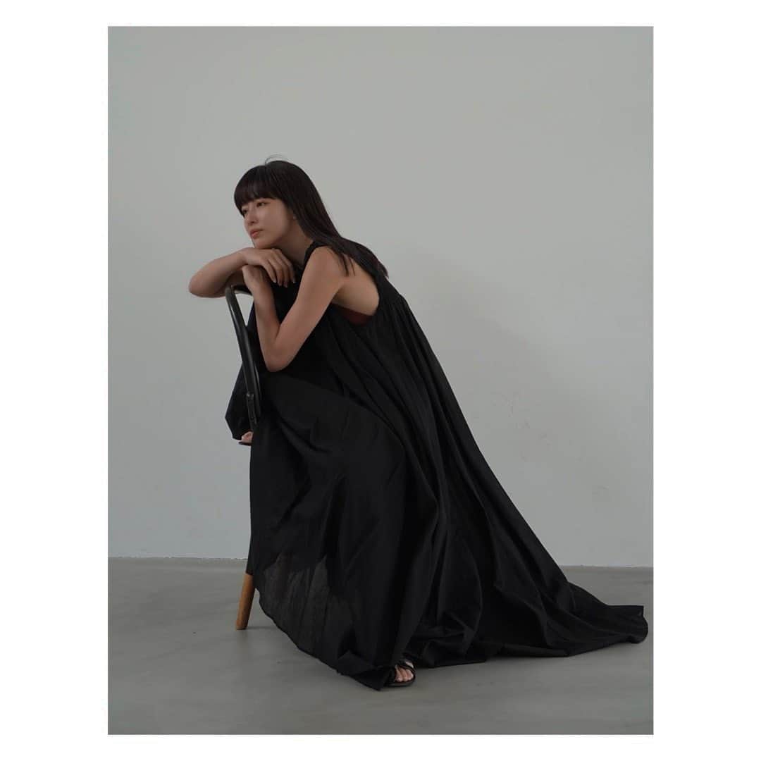 JUNNAさんのインスタグラム写真 - (JUNNAInstagram)「夏の足音👣  今週は久しぶりのホームラインÉ by ETRÉ TOKYOも入荷します。私は今週はÉ by 狙い💪とにかく一年中こんなのが着たい！と言うものを作りました。 腹巻きもとても良いから本当にオススメ🫡  #ETREシャーリングボリュームワンピース  #etretokyo」4月17日 21時19分 - junna