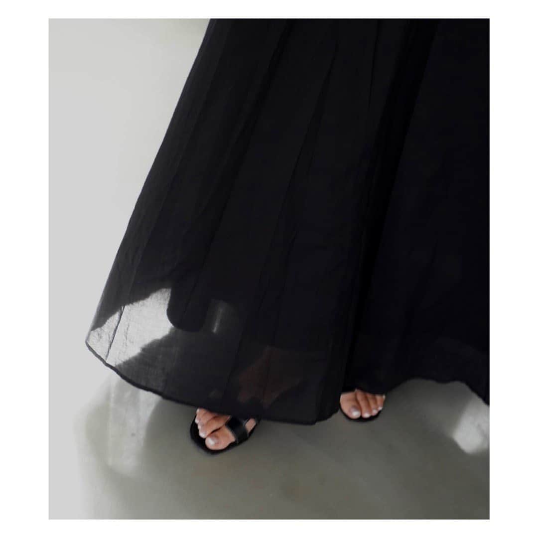 JUNNAさんのインスタグラム写真 - (JUNNAInstagram)「夏の足音👣  今週は久しぶりのホームラインÉ by ETRÉ TOKYOも入荷します。私は今週はÉ by 狙い💪とにかく一年中こんなのが着たい！と言うものを作りました。 腹巻きもとても良いから本当にオススメ🫡  #ETREシャーリングボリュームワンピース  #etretokyo」4月17日 21時19分 - junna