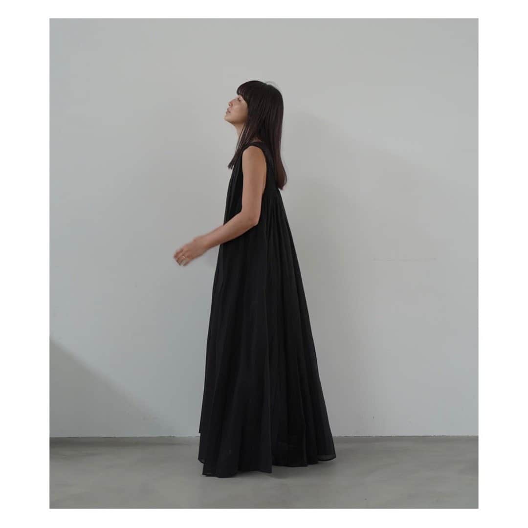 JUNNAさんのインスタグラム写真 - (JUNNAInstagram)「夏の足音👣  今週は久しぶりのホームラインÉ by ETRÉ TOKYOも入荷します。私は今週はÉ by 狙い💪とにかく一年中こんなのが着たい！と言うものを作りました。 腹巻きもとても良いから本当にオススメ🫡  #ETREシャーリングボリュームワンピース  #etretokyo」4月17日 21時19分 - junna