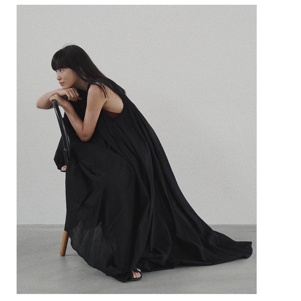 JUNNAさんのインスタグラム写真 - (JUNNAInstagram)「夏の足音👣  今週は久しぶりのホームラインÉ by ETRÉ TOKYOも入荷します。私は今週はÉ by 狙い💪とにかく一年中こんなのが着たい！と言うものを作りました。 腹巻きもとても良いから本当にオススメ🫡  #ETREシャーリングボリュームワンピース  #etretokyo」4月17日 21時19分 - junna