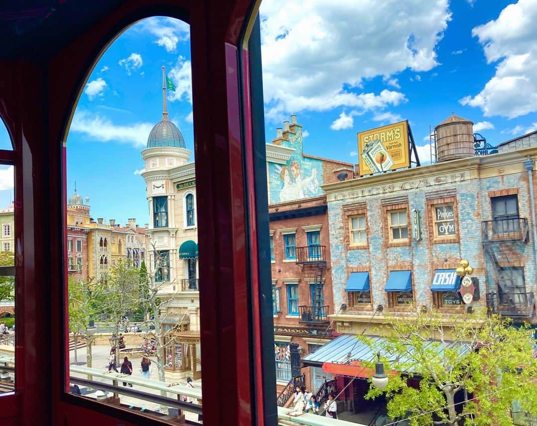 藤原ゆかのインスタグラム：「数年ぶりのディズニーシー🚢🧜‍♀️ うそみたいに綺麗な空でファンタジー感増し増し」