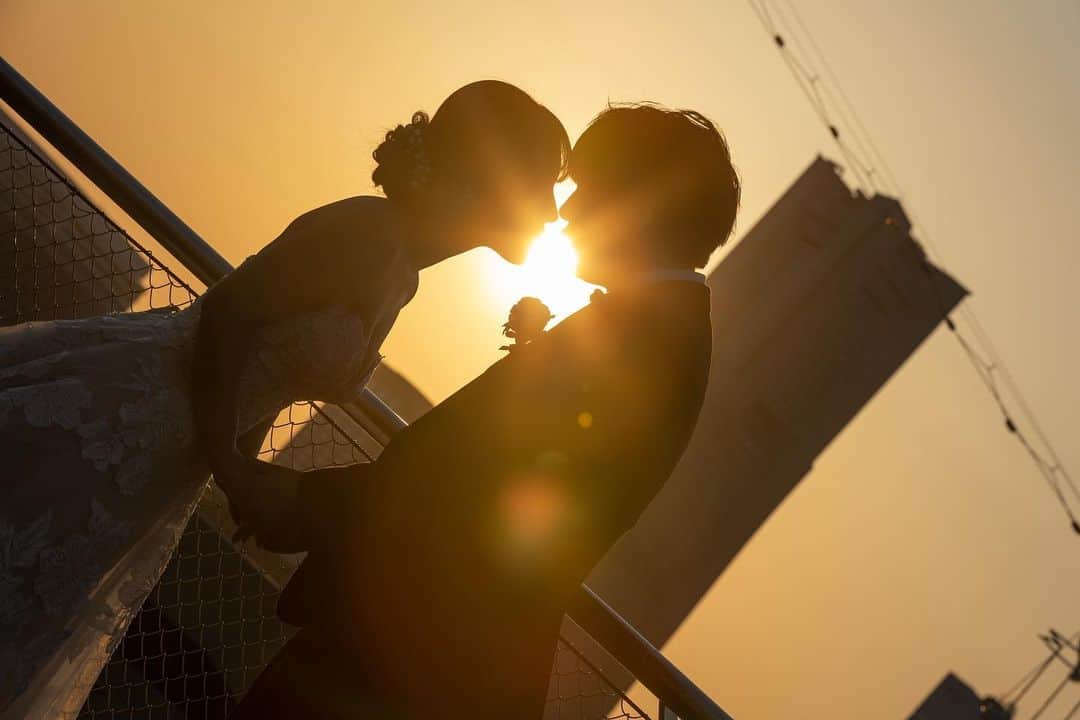 スタジオAQUA 横浜店さんのインスタグラム写真 - (スタジオAQUA 横浜店Instagram)「. . . 夕景と夜景とみなとみらい。 . 夕陽と飛鳥Ⅱと夜景と。 色んな大桟橋の雰囲気を楽しむ♪ . photo @y_okada.deco.ph  . . @studioaqua_yokohama  . 私たちと一緒に働きませんか? フォトグラファー、ヘアメイク、フォトプランナー正社員募集中☆ . @decollte_recruit  . #ウェディングフォト  #weddingphoto  #洋装前撮り  #大桟橋前撮り  #スタジオアクア横浜みなとみらい店  #ロケーション撮影 #ウェディングドレス  #夜景撮影  #横浜みなとみらい #結婚写真  #プレ花嫁 #卒花嫁  #シルエット写真  #プレ花嫁2023  #日本中のプレ花嫁さんと繋がりたい #花嫁準備　 #tokyocameraclub #cherish_photo_days #ゼクシィ2023 #jpan #撮る結婚式　 #デコルテフォト」4月17日 21時21分 - studioaqua_yokohama
