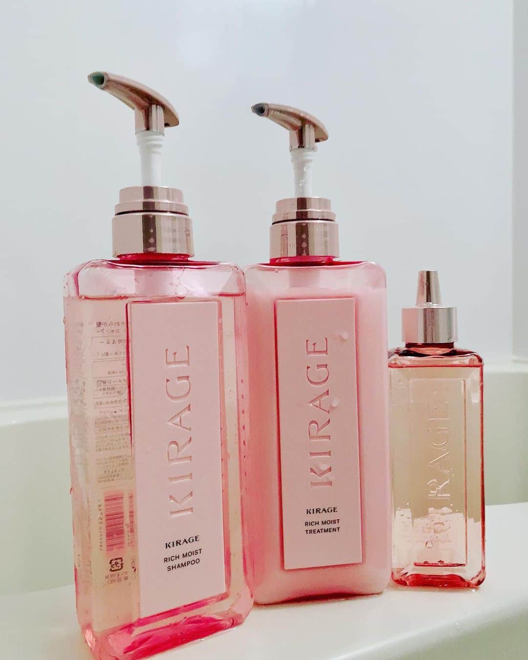 puni_punicoのインスタグラム：「最近お気に入りのヘアケア💇‍♀️✨  キラージュの ⭐️リッチモイスト シャンプー ⭐️リッチモイスト トリートメント ⭐️エンジェリックリング  まずパッケージがめちゃくちゃタイプ❣️ バスルームにあるだけで気分があがります😂💓  そして手に取った瞬間から『ミュゲ＆フリージア』の華やかな香りに癒される〜😍💕💕  キラージュは… エンジェリックリングオイル※がたっぷりとうるおいを抱えて、とじこめ、コートすることで、内側から光を放つ天使の生ツヤリングを叶えるシャンプーとトリートメント✨  ※エンジェリックリングオイルとは…？ オイルなのに水となじみやすく、うるおいを抱え込む抱水力と均一でなめらかに髪になじむ、高いコーティング力を兼ね備えた成分  乾かしている時から手触りも良くてお気に入りです🥰 ロングヘアなので、艶感は必須🤩  艶々の髪を目指してキラージュでのヘアケア続けたいと思います🙋‍♀️💓  #KIRAGE #キラージュ #天使の生ツヤリング #gifted」