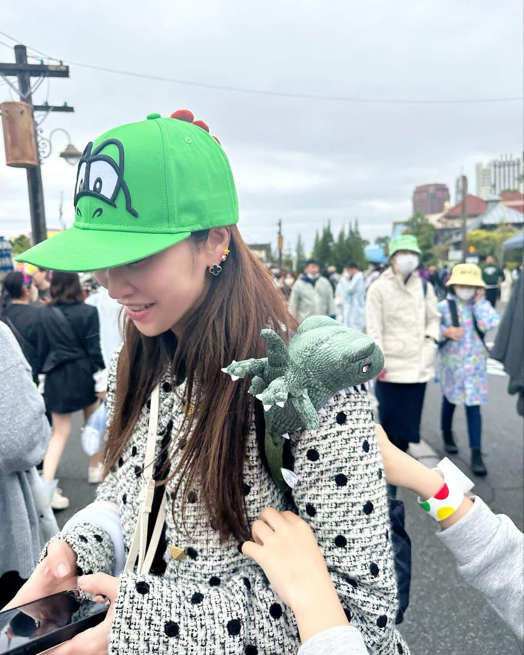 神崎恵さんのインスタグラム写真 - (神崎恵Instagram)「・ お久しぶりの🌏🍄🐢🥸🌟🐊🦖🍌  出張先での雨の日のテーマパーク。 初かもしれない☔️ 息子の服や着替えや靴に悩み。 いろいろ詰め込んで行ってきました！ (長男が寒くて買ったミニオントレーナーもかわいかったなぁ🍌 もらう予定(勝手に決めてる)) 息子たちのはしゃぐ顔。あー、しあわせでした。  がっちりかためのベースボールキャップは、耳👂すっきりだしてかぶるといいです。」4月17日 21時34分 - megumi_kanzaki