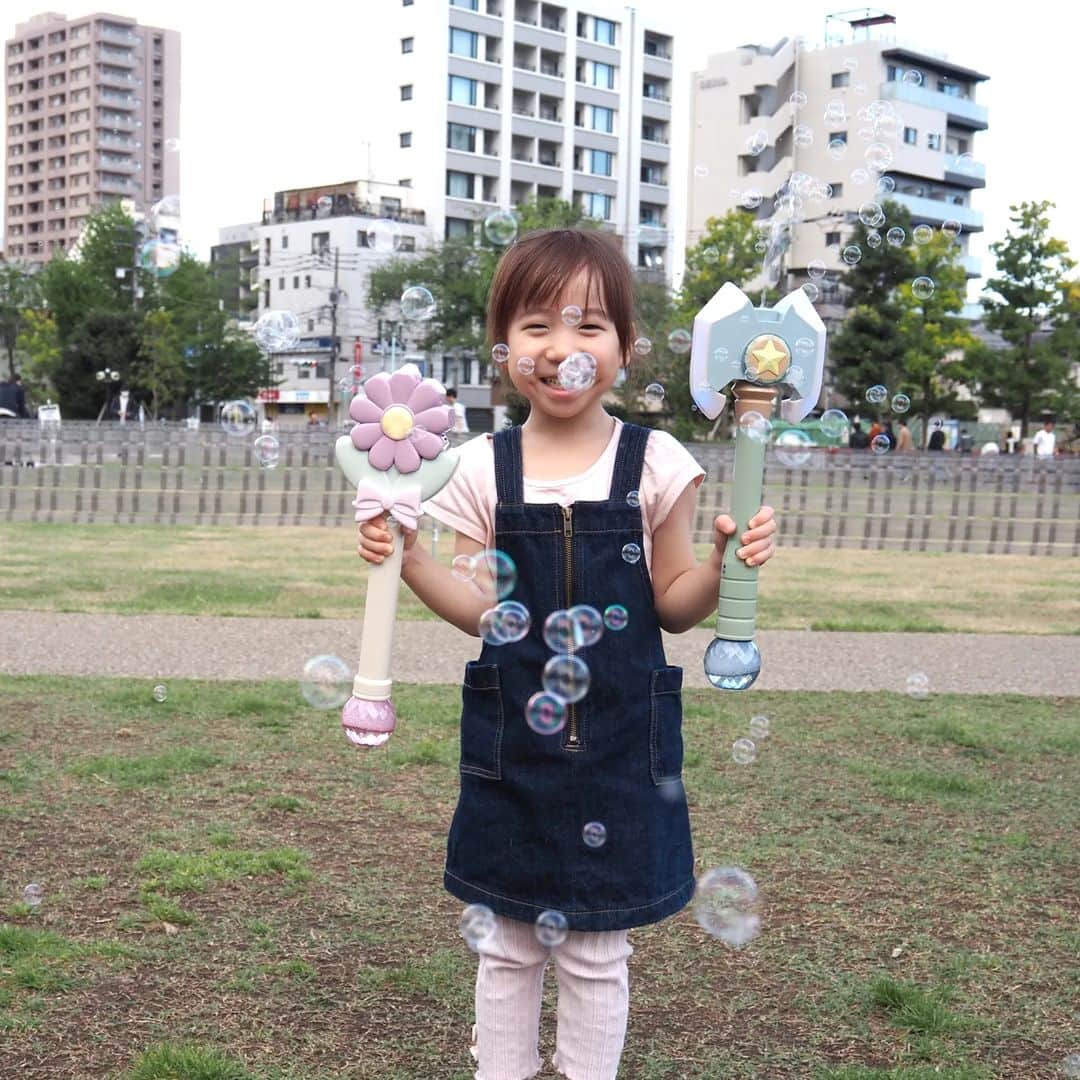 Kuboi Ayumiさんのインスタグラム写真 - (Kuboi AyumiInstagram)「【新商品】毎年大人気！3COINS（スリーコインズ）のアイテム  ■シャボンガン2種類　880円  毎年大人気のシャボンガンがパワーアップして登場！ 音もなって、ピカピカ光るので娘たちが大好きなおもちゃです。  自動的にシャボン玉が出るので、小さい子どもでも楽しめます。 毎年買っちゃうのですが、今年のはちょっと大きめサイズでした。  付け替えパーツがついているので、好みのものをつけて遊べますよ。  ■不思議なボール　880円  踏むとぺしゃんこになり、しばらくすると弾んで元に戻る不思議なボール。 公園で遊んでいると、いろんな子が寄ってきて大人気になれます（笑）  ママ＆パパは見守りながら、まわりに人や障害物などがない広いところで遊んでくださいね。 ちなみに、今日から店舗で先行発売している夏のレジャーアイテムも たくさん買ってきたので、また改めてご紹介させてください。  「Water Fun for kidsシリーズ」は、オンラインストアでは4/20（木）AM10：00～販売です。  【今日の購入品】 ・KIDSゴーグル　330円 ・リュック型水鉄砲　880円 ・くり返し使える水風船3個セット　330円 ・ミニ水鉄砲 165円 ・浮き輪 KIDS 330円 ・ウォーターテーブル　1,650円 ・ファッション用グラス 330円 ・折り畳みプレイマット　1,650円 ・KIDSリュック　550円  ○+●+○+●+○+●+○+●+○+●+○+●+○+●  @himekagami　←　check♡  おうちごはん が楽しくなるお取り寄せグルメ や 簡単＆時短ごはん、育児情報など発信中！ 投稿が気に入ったら保存&フォローしていただけるとうれしいです。 いつもありがとうございます(^^)  ○+●+○+●+○+●+○+●+○+●+○+●+○+●  #3COINS #スリーコインズ #スリコ #プチプラ #プチプラグッズ #プチプラアイテム #3coins購入品 #小学校受験ママと繋がりたい #おうち遊び #知育 #知育玩具  #シャボン玉 #シャボンガン #お受験  #小学校受験 #お受験 #ボール遊び #子育てグラマー」4月17日 21時28分 - himekagami