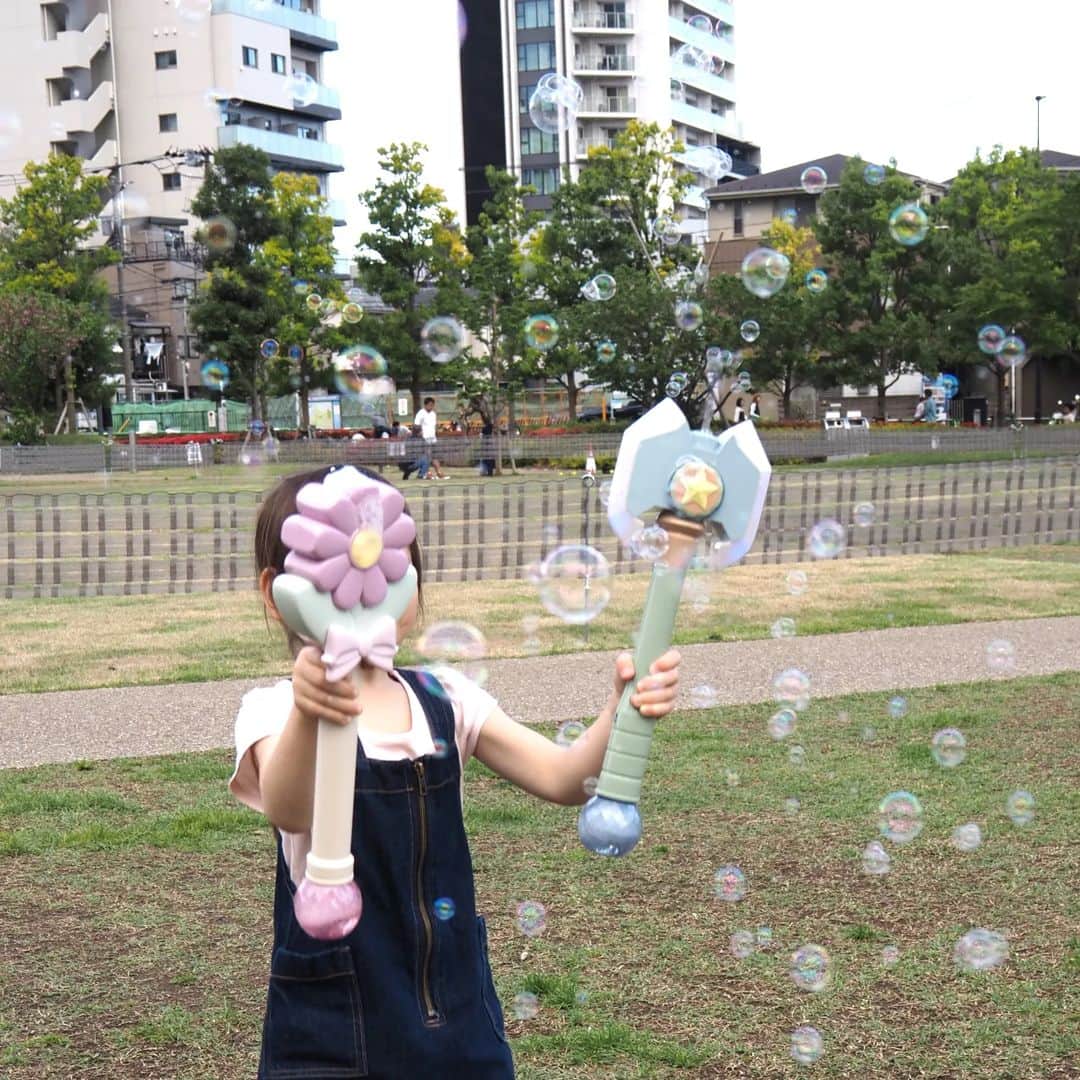 Kuboi Ayumiさんのインスタグラム写真 - (Kuboi AyumiInstagram)「【新商品】毎年大人気！3COINS（スリーコインズ）のアイテム  ■シャボンガン2種類　880円  毎年大人気のシャボンガンがパワーアップして登場！ 音もなって、ピカピカ光るので娘たちが大好きなおもちゃです。  自動的にシャボン玉が出るので、小さい子どもでも楽しめます。 毎年買っちゃうのですが、今年のはちょっと大きめサイズでした。  付け替えパーツがついているので、好みのものをつけて遊べますよ。  ■不思議なボール　880円  踏むとぺしゃんこになり、しばらくすると弾んで元に戻る不思議なボール。 公園で遊んでいると、いろんな子が寄ってきて大人気になれます（笑）  ママ＆パパは見守りながら、まわりに人や障害物などがない広いところで遊んでくださいね。 ちなみに、今日から店舗で先行発売している夏のレジャーアイテムも たくさん買ってきたので、また改めてご紹介させてください。  「Water Fun for kidsシリーズ」は、オンラインストアでは4/20（木）AM10：00～販売です。  【今日の購入品】 ・KIDSゴーグル　330円 ・リュック型水鉄砲　880円 ・くり返し使える水風船3個セット　330円 ・ミニ水鉄砲 165円 ・浮き輪 KIDS 330円 ・ウォーターテーブル　1,650円 ・ファッション用グラス 330円 ・折り畳みプレイマット　1,650円 ・KIDSリュック　550円  ○+●+○+●+○+●+○+●+○+●+○+●+○+●  @himekagami　←　check♡  おうちごはん が楽しくなるお取り寄せグルメ や 簡単＆時短ごはん、育児情報など発信中！ 投稿が気に入ったら保存&フォローしていただけるとうれしいです。 いつもありがとうございます(^^)  ○+●+○+●+○+●+○+●+○+●+○+●+○+●  #3COINS #スリーコインズ #スリコ #プチプラ #プチプラグッズ #プチプラアイテム #3coins購入品 #小学校受験ママと繋がりたい #おうち遊び #知育 #知育玩具  #シャボン玉 #シャボンガン #お受験  #小学校受験 #お受験 #ボール遊び #子育てグラマー」4月17日 21時28分 - himekagami