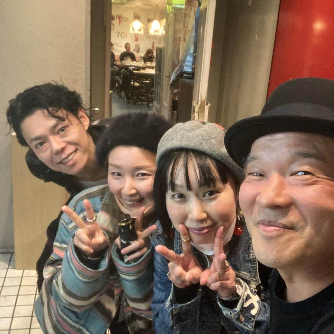 田中和さんのインスタグラム写真 - (田中和Instagram)「4/16心斎橋JANUS お越し頂いた皆々様ありがとうございました！ ツアー2日目、楽しい宴になりました。 愛のある素敵箱ジャニススタッフの皆さまもお世話になりました！ 今後とも宜しくお願い致します。  最後の写真は、チーム大阪の友人とケイタが幼馴染だったという♪  #勝手にしやがれ  #心斎橋janus  #ネオデカダンスピエロツアー」4月17日 21時29分 - kazz620