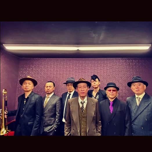 田中和のインスタグラム：「4/16心斎橋JANUS お越し頂いた皆々様ありがとうございました！ ツアー2日目、楽しい宴になりました。 愛のある素敵箱ジャニススタッフの皆さまもお世話になりました！ 今後とも宜しくお願い致します。  最後の写真は、チーム大阪の友人とケイタが幼馴染だったという♪  #勝手にしやがれ  #心斎橋janus  #ネオデカダンスピエロツアー」