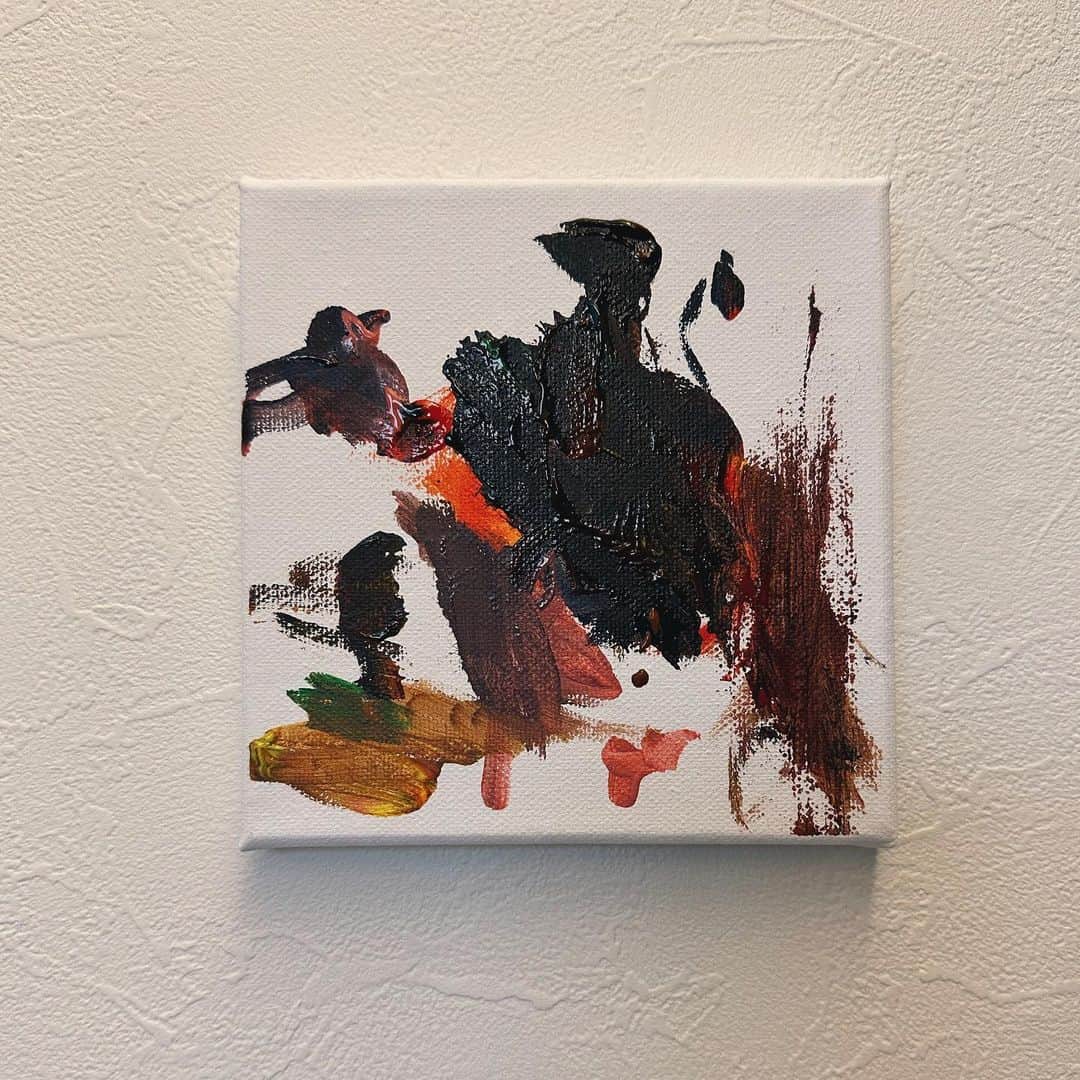 のインスタグラム：「first paintᝰ🎨 パレットにカラフルに出してたんだけど、ぜーんぶ混ぜて描くからダークな仕上がりになってた😂 これはこれでいいでしょう🙆‍♀️🙆‍♀️  #手描きアート#ファーストペイント#息子#はじめての作品#おうち時間#ママライフ#3歳」
