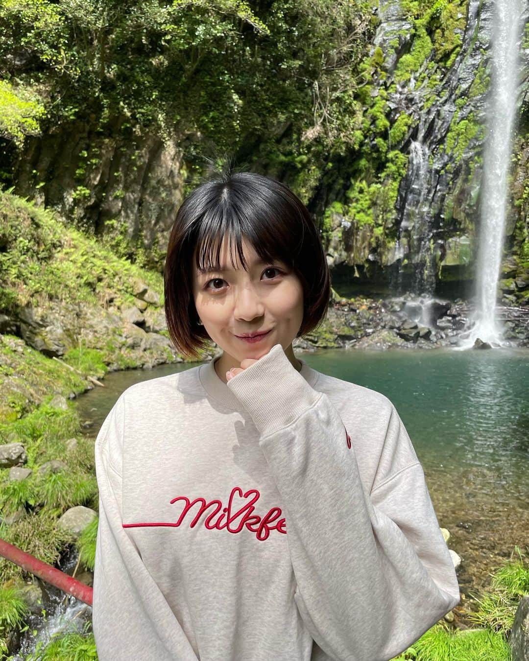 磯原杏華のインスタグラム：「先日の宮崎ロケの衣装🫧  森林セラピー企画だったので ウォーキングしやすいように トレーナー着たよ！  安定の @milkfedjp ♡ 袖の長さとクロップド丈で スタイルアップできるのが気に入ってる‼︎  #宮崎 #宮崎女子旅 #八戸観音滝 #ひなとりっぷ #ロケ #milkfedjp」