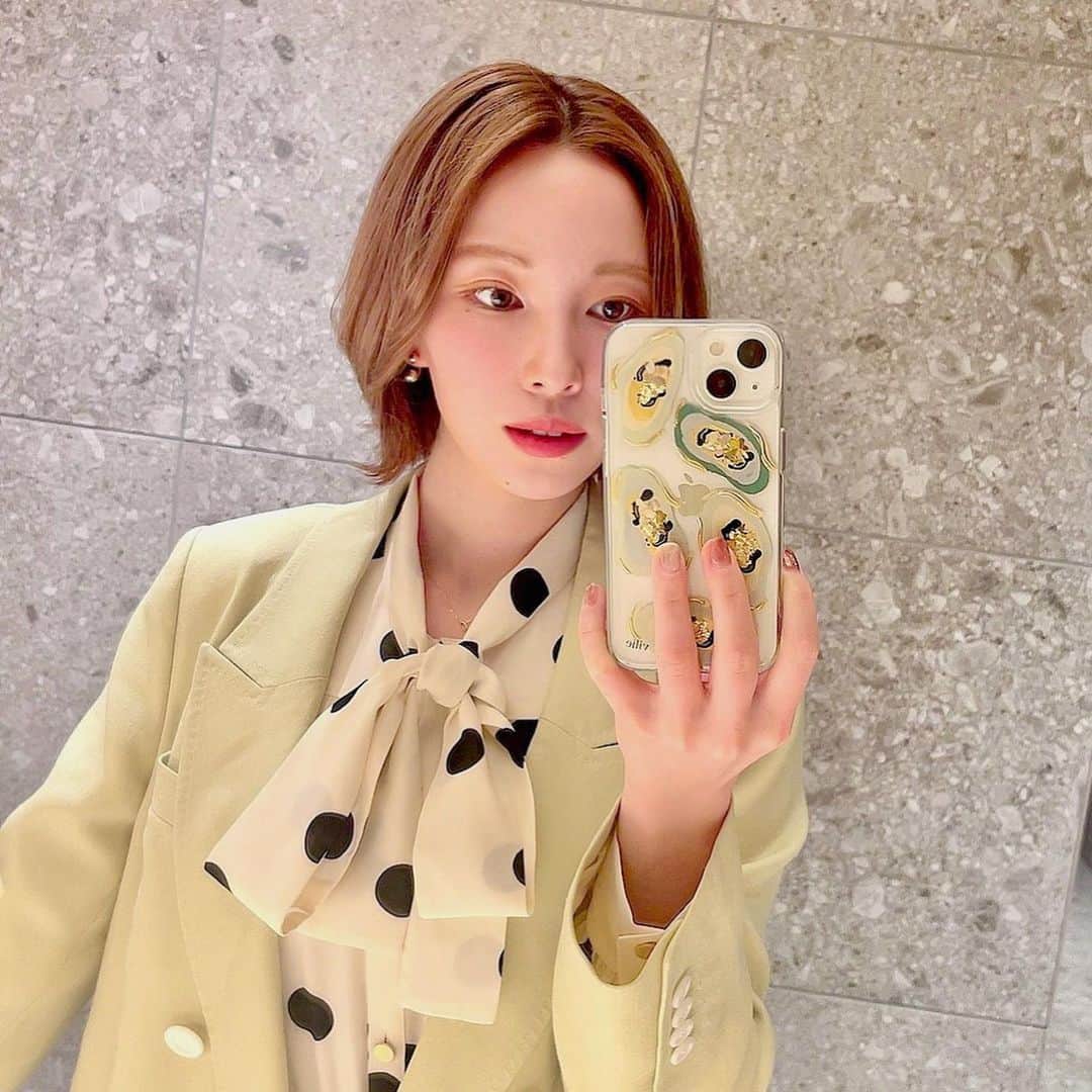 のインスタグラム：「ひっさしぶりに！ iPhoneケースを新しくしました😳✨  アートの様な柄が可愛くて可愛くて... 色ももちろん、キラキラした装飾も ハンドメイドな所もほんとに素敵なのです😍  こういうデザイン大好きすぎて 2つもゲットしちゃった😂♡  iPhoneケースは今までこだわりなくて、買い換えることもほぼ無かったんだけど、自分の好みな物にすると、iPhone見るたびに気分が上がるんだなってことに気付いた🥰  可愛すぎて色んな所で写真 撮りまくった🙈💕︎ . . . 気分上がらない時、もやもやする時、 誰でもあると思うけど、そんな時は 小物を新調して気分変えていきましょ☀️  4/25(火曜日)まで受注会を開催してるみたいだよ🌸⋆* . . . #vilie #ヴィリエ  #iPhonecase #アイフォンケース #スマホケース #アクリル絵の具 #アクリル絵の具アート #ハンドメイド #ニュアンスアート #pr  #iphoneケース  #小物」