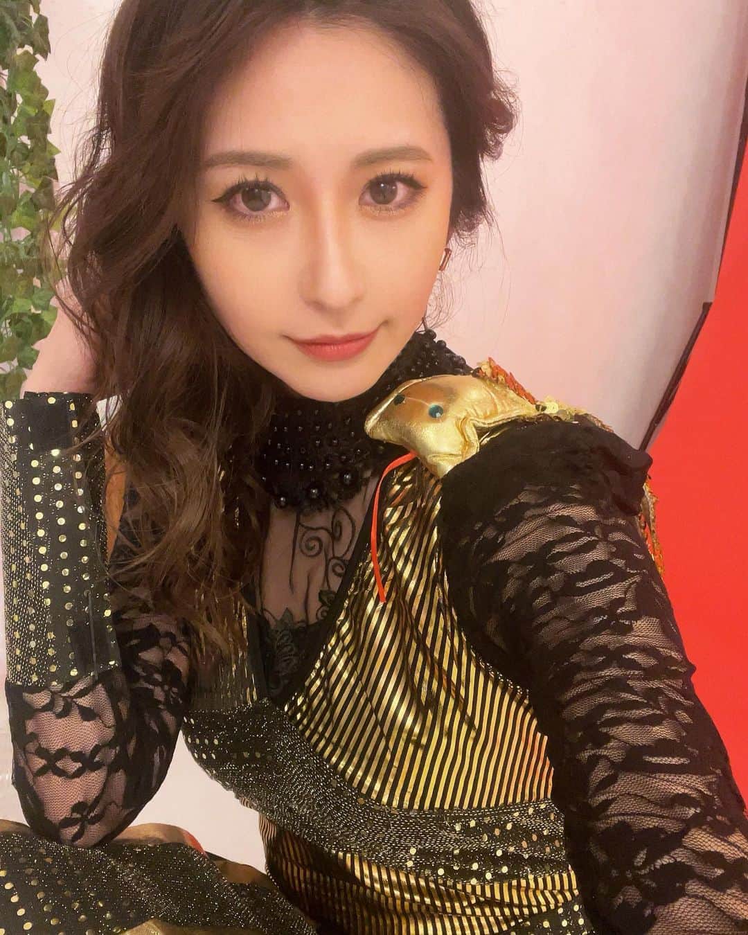 有馬綾香のインスタグラム：「私がさんっっざん演出家のエドさんに文句を言った衣装が公開となります←  ビジュアル撮影の時にふらりと現れてはニヤニヤ笑って去って行くエドさんを私は忘れません😌←  絶妙な衣装となっております。 肩に乗ってる蛇も作中では1ミリもイジられません🧡  カラスカ公演 『気まぐれなクロノス』 【日程】 2023 年 4 月 19 日(水)~4 月 23 日(日) 【劇場】 築地ブディストホール 東京メトロ日比谷線築地駅 1 番出口徒歩1分 東京メトロ日比谷線・都営地下鉄浅草線東銀座駅5番出口徒歩5分 東京メトロ有楽町線新富町駅4番出口徒歩5分 都営地下鉄大江戸線築地市場駅A1 出口徒歩5分 【脚本・演出】 江戸川崇 【キャスト】 八木ましろ 聞間彩 有馬綾香 藍菜 甲斐千尋 中澤隆範 岡本芽子 桜井理衣 斉藤まなか 永瀬千裕 織田あいか 池澤汐音 中山碧瞳 江村あかり 伊藤新 大仲マリ 久高将史 ぴんきゅ 大橋タクヤ 峰之 柴田康平  【タイムテーブル】 2023 年 4 月 19 日(水)19:00 4 月 20 日(木)19:00 4 月 21 日(金)14:00/19:00 4 月 22 日(土)13:00/18:00 4 月 23 日(日)12:00/17:00 ※受付開始は開演の 60 分前、 開場は開演の 30 分前となります。 【チケット料金】 前売券:5,000 円 当日券:5,500 円 ★ファンクラブ前売券:4,500 円 (ご予約時にはカラスカファンクラブ会員番号のご記入が必要です) ※全席指定席 2023 年 3 月 12 日(日)12 時より、各出演者の専用 CoRich 予約フォームにて発売開始! 【舞台監督】 柳橋龍 【照明】 寺田香織 【音響】 HARLY 【配信】 BSD Live! 【物販製作】 株式会社リジュエ 【制作】 後藤裕美(カラスカ) 久高将史(カラスカ) 【協賛】 府中卸売珈琲店・Cocorotus 【企画・製作】 カラスカ 【お問い合わせ】 カラスカ karasukaseisaku@gmail.com  チケット🎫 https://ticket.corich.jp/apply/245648/ari/」