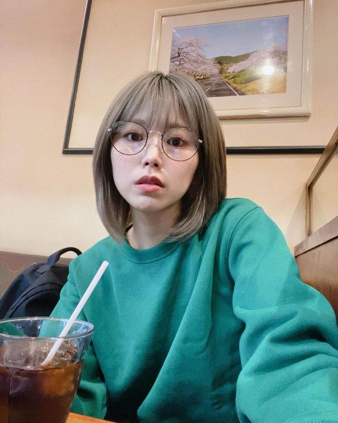 原あやののインスタグラム：「🥦  さんぽ🚶‍♀️適当に入る喫茶店は大体当たり  #ブロッコリー #グリーンコーデ#グリーンカラー#メガネ女子#伊達メガネ#ハイトーン#ボブ#喫茶店#カフェ散歩#カフェスタグラム#コーヒー好き#instadaily」