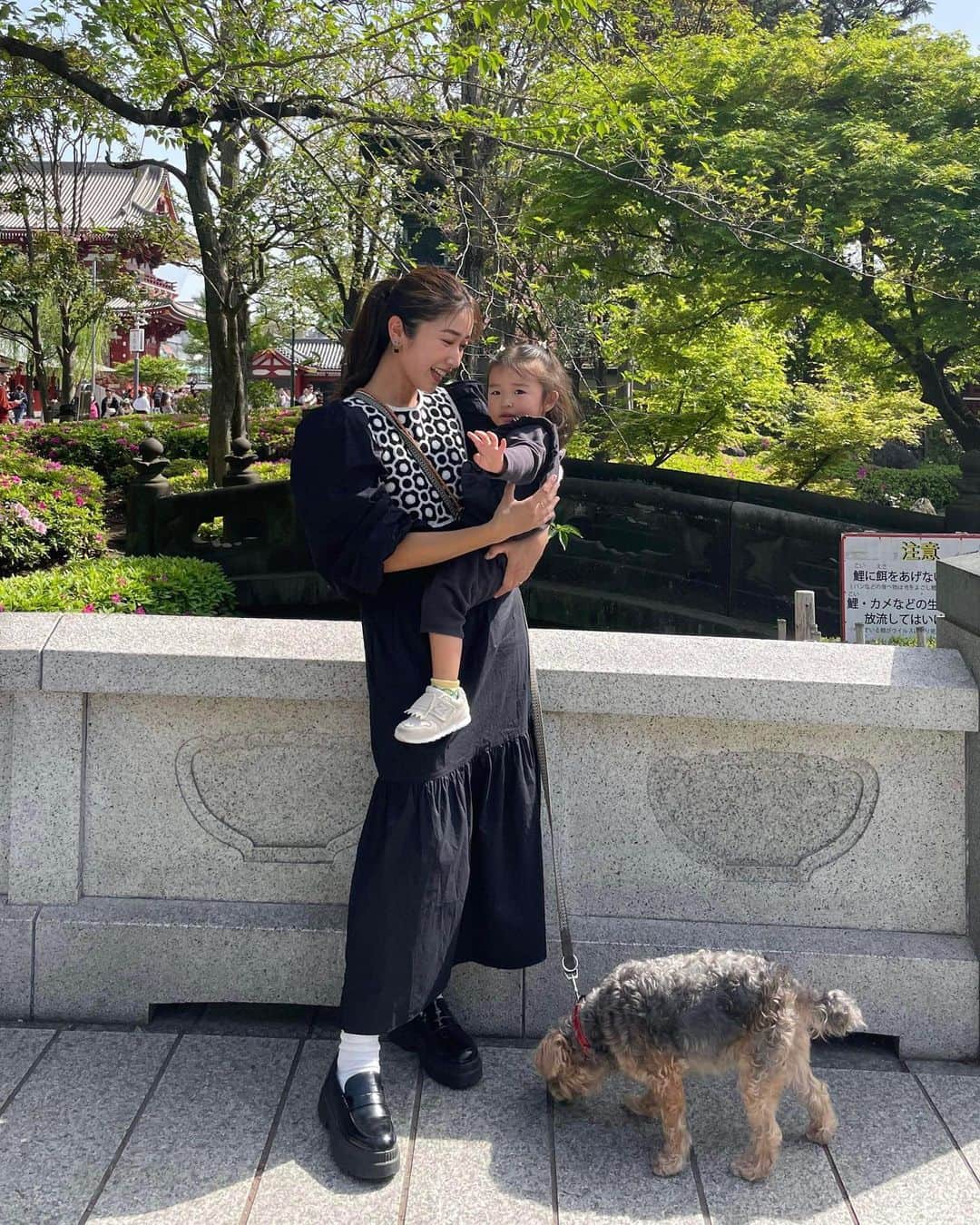 恵里花のインスタグラム：「今年のGWはどこも特に激混みかもしれないけど 2人の為にもどこか連れて行ってあげたいな〜👧🏻🐶🌿 ⁡ #2歳 #女の子ママ #赤ちゃんと犬のいる生活」