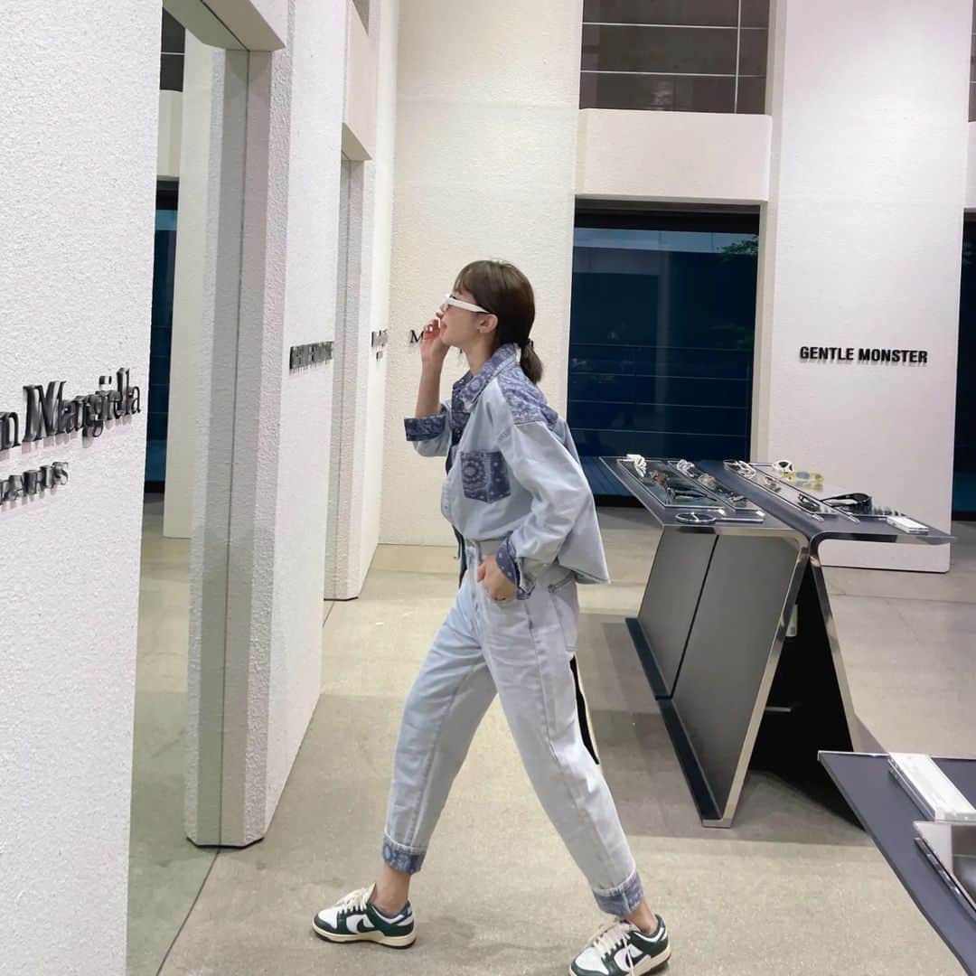ユ・ハナのインスタグラム：「청+청이 대세인데 보자마자 너무 예뻐서 욕심낼 수 밖에 없던 이 셋업은 셔츠 두종류를 레이어드 했어요!  롤업하면 보여지는  페이즐리패턴을 놓칠 수 없는 이 팬츠는 허리 뒷쪽에 밴딩처리가 되어있어서 편안한  그 잡채!   #제시뉴욕 의  트렌디한 캐쥬얼브랜드  #알렉시스앤스튜디오 에요.  4월 27일,  프롬하나×제시뉴욕  수영복에다 페이즐리셔츠 넘 예쁘겠죠✨️ 화이트 티셔츠에 페이즐리팬츠 매치도 넘나 세련된 심플함✨️  알람설정⏰️ 해두세요🖤  얼마전 탐내하셨던  데님 치마셋업까지도 함께 준비했어욧🫶」