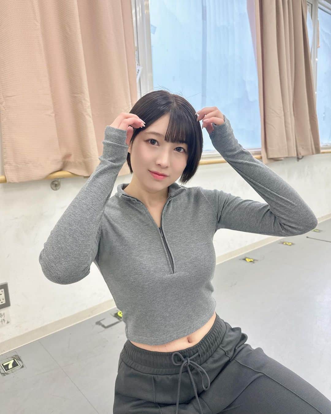 安部若菜のインスタグラム：「今日のレッスン着🕺  ダンスが上手になった気持ちで踊れました🕺💫  #ショートヘア#ショート #shein#shein購入品#ジャージ#春服#プチプラ#プチプラコーデ#ヘッドホン」