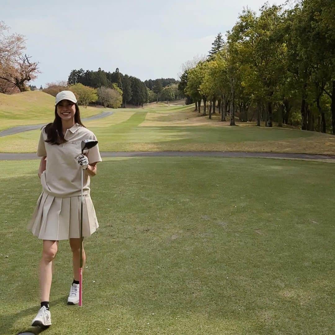 狩野舞子さんのインスタグラム写真 - (狩野舞子Instagram)「・ 待ちに待ったゆりちゃんとのラウンド🥰  去年championコンペで初めてお会いさせてもらってからずっと一緒に回らせてもらいたいなぁって思ってたから、数日前からワクワク🥳  ゴルフめっちゃ上手いしフォーム綺麗だし ゆりちゃんが @newera_golf とコラボしたウェアが可愛すぎるから、私も全く同じSETを手に入れちゃいました🤣🙏笑  早く紺野ゆりになりきってゴルフしたいー😍笑 ・ #golf #ゴルフ #モデル #紺野ゆり ちゃん #callaway #newera #noppomaikogolf」4月17日 21時38分 - kanochan715