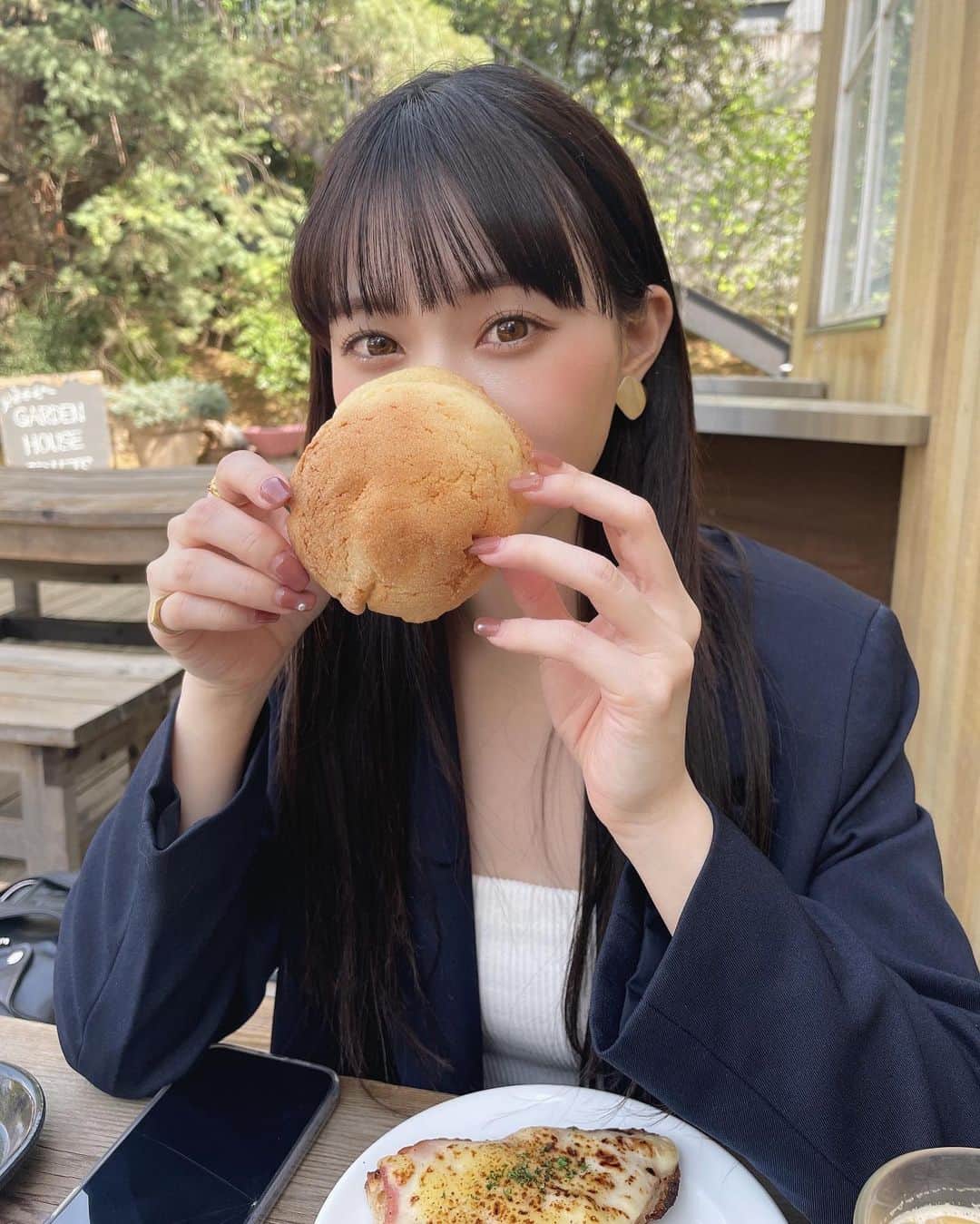 八角瑛子のインスタグラム：「お仕事後にお母さんと合流して お気に入りのメロンパンを🍈🤍  初めて食べたときの感動をシェアしました！笑  最近お仕事の日はいつもchu′s meのブルーライトカットのコンタクト◎ この日は雑誌撮影で現場のお仕事だったけど、デスクワークのときは特に目に優しくて嬉しい🙈  🩷🩶 @chusme_official   #ゆうこす  #モテカラコン ＃チューズミー＃ブルーライトカット #ミルキーチャイ #代官山カフェ #代官山メロンパン #gardenhousecrafts #代官山ランチ」