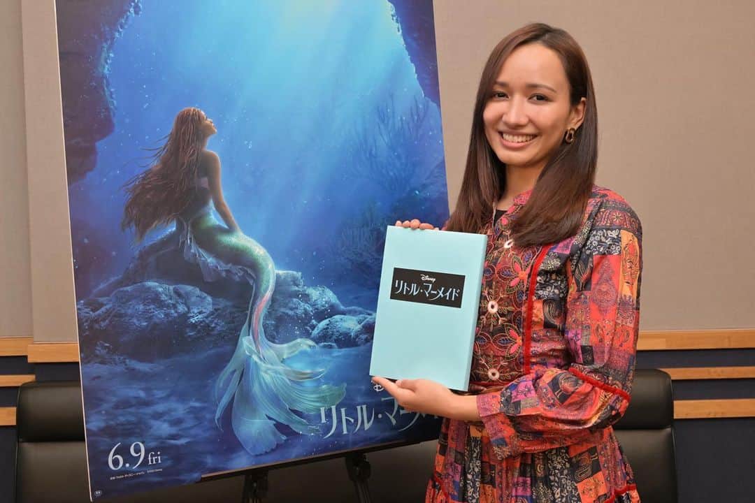 豊原江理佳のインスタグラム：「【お知らせ】  この度 6/9公開『 #リトルマーメイド  』 #アリエル   役の吹替を 務めさせていただくことになりました。  子供の頃から親しんできた大好きな作品で 私自身とても感慨深いです。 心を込めて演じさせていただきます。  よろしくお願いします🤲🦀🫧」
