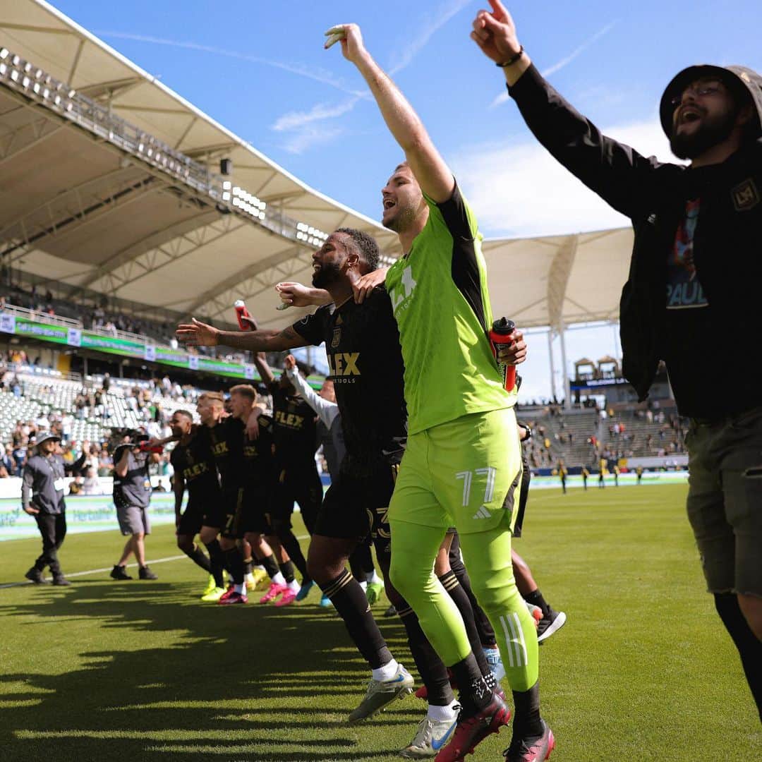 ケリーン・アコスタのインスタグラム：「Do it for LA 🖤💛」