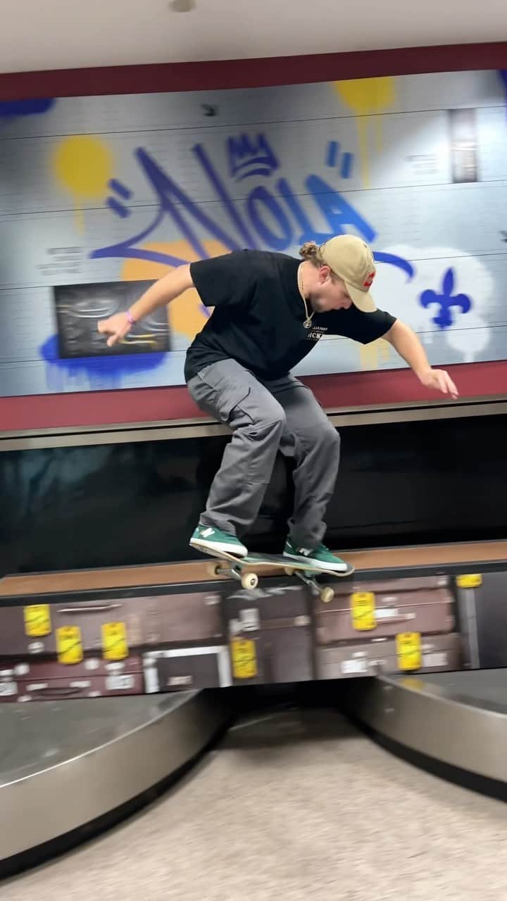 ジェイミー・フォイのインスタグラム：「@jamie_foy Quick hit at Baggage Claim 14 🧳✈️ #RedBullTerminalTakeover 🎥: @g1mpy #NOLA #NewOrleans」