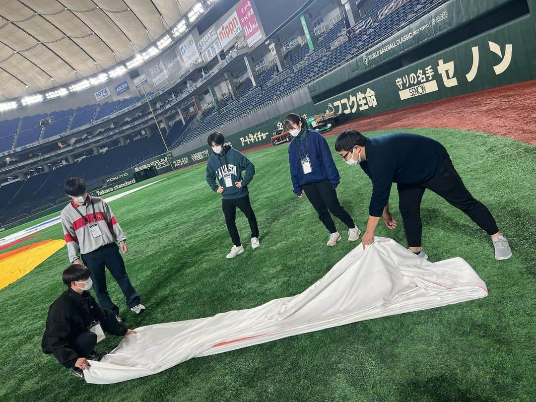 東京スポーツ・レクリエーション専門学校さんのインスタグラム写真 - (東京スポーツ・レクリエーション専門学校Instagram)「【⚾︎ 2023WBC東京ドーム ⚾︎】 ⁡ 14年ぶりに優勝🏆日本が沸いた今大会‼︎ そこでTSRの学生が実習としてセレモニーに参加しました🇯🇵 ⁡ 世界中が注目した大会のサポートをすることができ、 トップアスリートを目の前に学生達は大興奮👀✨ ⁡ TSRは業界との強力な連携があるから、学生のうちからこのような経験が出来ます‼️ ⁡ #WBC #プロ野球 #東京スポーツレクリエーション #TSR #スポーツ専門学校 #スポーツ実習 #大会運営」4月18日 8時36分 - jikeitsr