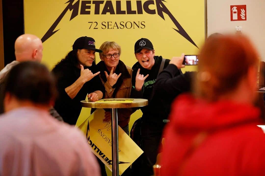 メタリカのインスタグラム：「Who was part of the Global #72SeasonsListeningParty last Thursday?! What did you think??  ✋ Raise your hand if you were surprised by the bass player at the end of the show!」