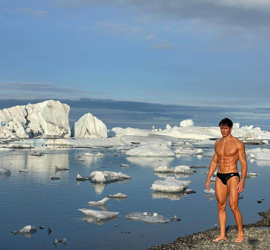 ピエトロ・ボセリのインスタグラム：「Had to go for a swim in the glacial lagoon. The second picture is what I was looking at: in the distance you can see the edge of the Vatnajokul, the largest glacier in Europe. Icebergs detach from the glacier and float through the lagoon and out into the ocean, where the waves push them onto the black sands of diamond beach (3rd picture). What a marvel.」