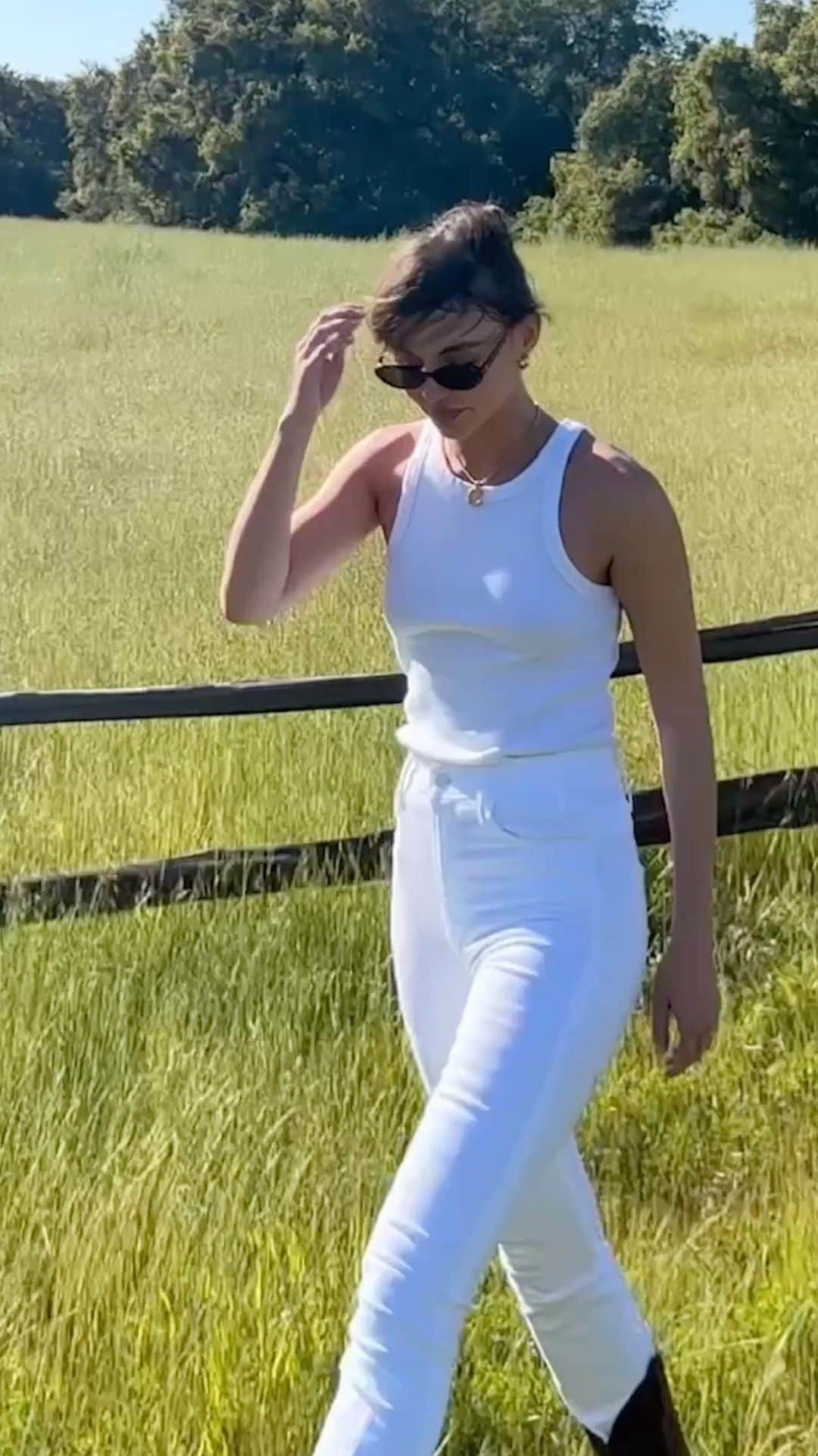 motherdenimのインスタグラム：「The grass is always greener.」