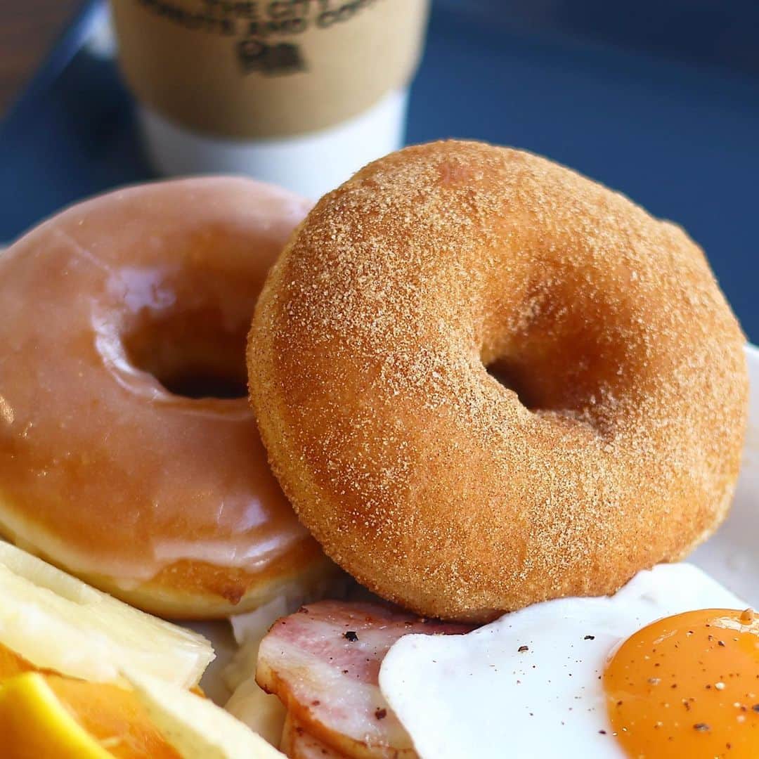 きょん。さんのインスタグラム写真 - (きょん。Instagram)「.  .  The City Donuts and Coffee  ドーナツ専門店が提供する モーニングメニューが、 想像以上に"ワイルド"だった。  ドーナツ２つに 卵とお肉がワンセット。  なんならフルーツまで 添えられたりいたりもします。  この日、 案の定お昼ごはんは スキップしました。  店名:The City Donuts and Coffee 住所:兵庫県神戸市中央区山本通2-3-12  #TheCityDonutsandCoffee #japanesesweets#donuts#breakfast #ドーナツ」4月18日 7時24分 - kyon_tokiiro