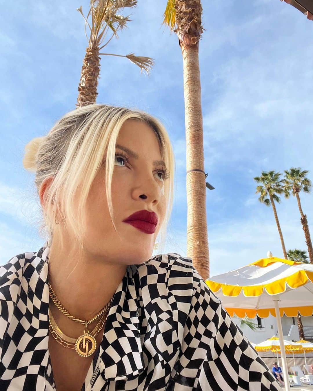 トリ・スペリングさんのインスタグラム写真 - (トリ・スペリングInstagram)「Current Monday Mood… - @rancholaspalmas . @omnihotels . 👄: @beautywithtorispelling #POWERLIPS color Roar」4月18日 7時25分 - torispelling