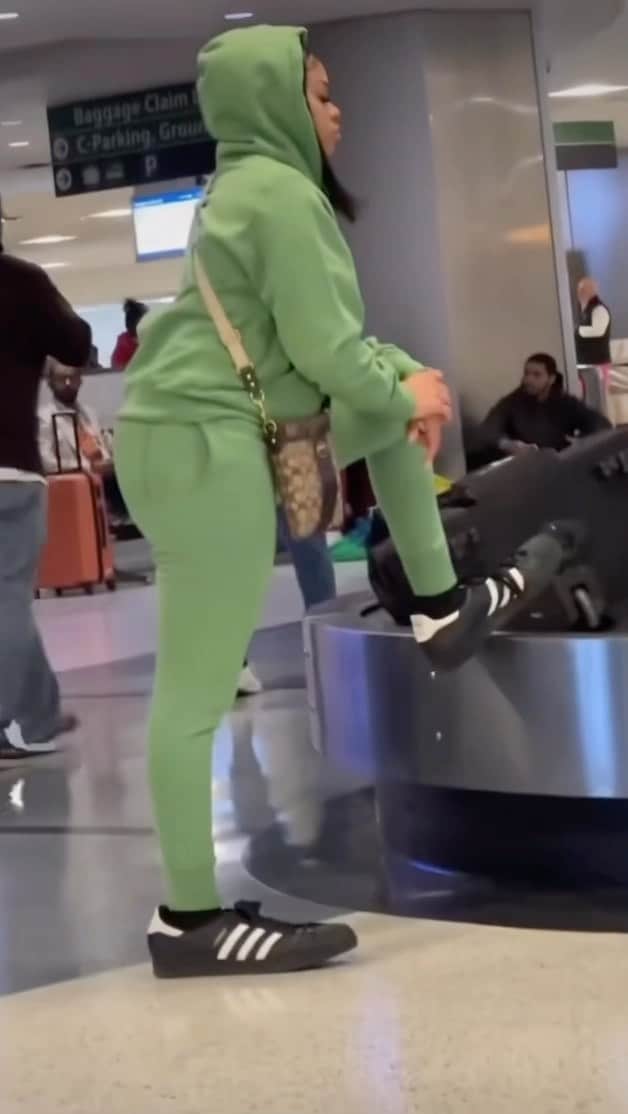 のインスタグラム：「We’ve got some big shoes to fill here…  Are you feeling de-feet-ed while searching for travel answers? Well here are a few options that are toe-tally worth fitting into your repertoire. Let’s take it one step at a time:  👟You’ll find AskTSA and your travel questions make a great pair. Step on over to them through TW, FB Messenger, or Apple Business Chat.  👟Left something at the airport and are saying: “Knot again!” Our TSA Contact Center can help with that, call (866) 289-9673 for assistance.  Sneaker on up to our link in bio for all these options and more!  #travelstory #sneakers  Video by @admire.daee  Featuring @cinthedj_ (Big Shoe Lady 👟)」
