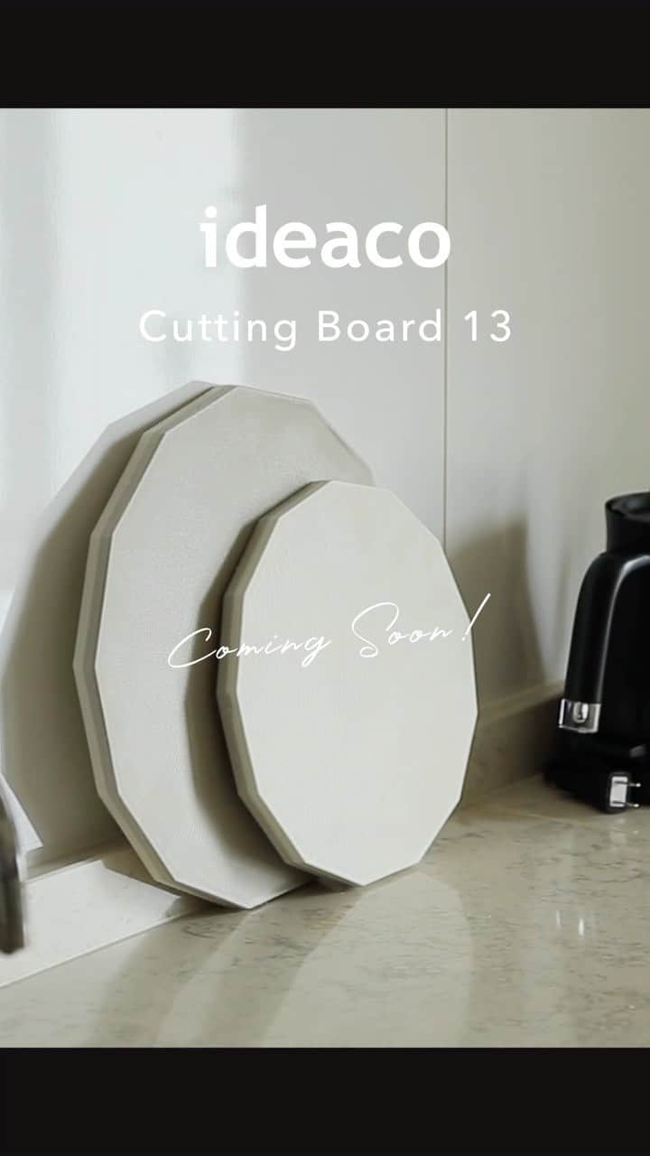 ideaco online storeのインスタグラム：「・ ・ coming soon!!!!!!  自然界の美しさをカタチにした フィボナッチカッティングボード  ideaco Cutting Board 13 S / M  四角でも、丸でもない、"13角形"だから使いやすい、抗菌Ag+配合のバイカラーまな板。  2023年5月頃入荷予定です☺︎  より詳しくは商品ページをご覧ください。 投稿でもこれからちょっとずつ紹介していきますね☺️  #ideaco #イデアコ #新製品 #2023ss  #キッチンインテリア #シンプルインテリア  #まな板 #予約受付中 #丁寧な暮らし  - - - - - - - - - - - - - ideacoのアカウントは @ideaco_design へ移行中です。 フォロー&タグ付けはこちらでお願いいたします☺︎」