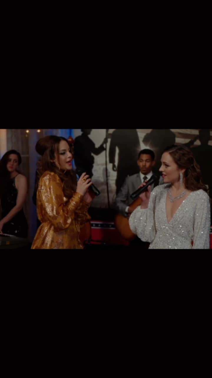 ローラ・オスのインスタグラム：「I got to duet with the gorgeously talented @lizgillz on this episode of @cw_dynasty, which we filmed right before Covid shut the world down in 2020. Three years ago today, it aired on TV, and I remember watching it while quarantined in Connecticut, flabbergasted at how much the world had changed in just two months. Still, always fun to revisit these two very glamorous days on set as “Donna.” 🎤✨💎」