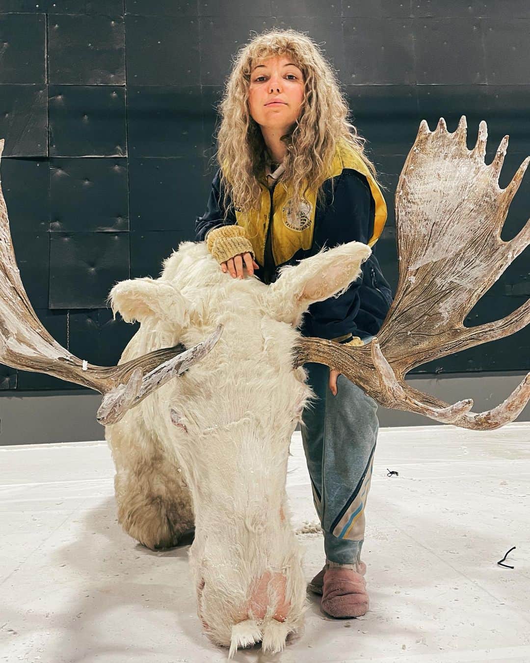 サミー・ハンラティのインスタグラム：「Episode 4 photo dump♥️ this was one of my favorite episodes!! Also no animals were harmed in the making of the moose scene🥰…can’t say the same for the humans🥲  #yellowjackets #showtime #mfq」