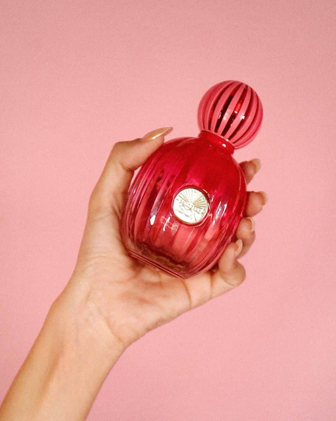 Gabriela Salesさんのインスタグラム写真 - (Gabriela SalesInstagram)「Lacrinhas, fui convidada para testar e contar a vocês sobre a nova fragrância Eau de Parfum feminina da marca @antoniobanderas , a The Icon! Ela é um floral oriental com notas de bergamota, jasmim e sândalo, para mulheres autênticas, seguras e livres! Eu estou amando!  #BANDERASperfumes #TheICONWoman *publi」4月18日 7時44分 - ricademarre