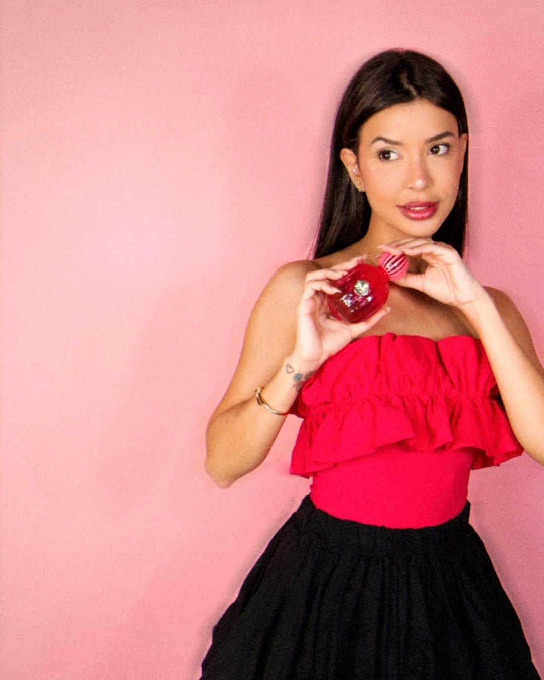 Gabriela Salesさんのインスタグラム写真 - (Gabriela SalesInstagram)「Lacrinhas, fui convidada para testar e contar a vocês sobre a nova fragrância Eau de Parfum feminina da marca @antoniobanderas , a The Icon! Ela é um floral oriental com notas de bergamota, jasmim e sândalo, para mulheres autênticas, seguras e livres! Eu estou amando!  #BANDERASperfumes #TheICONWoman *publi」4月18日 7時44分 - ricademarre