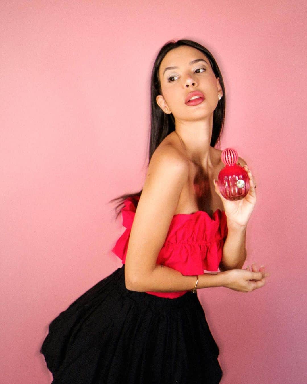 Gabriela Salesのインスタグラム：「Lacrinhas, fui convidada para testar e contar a vocês sobre a nova fragrância Eau de Parfum feminina da marca @antoniobanderas , a The Icon! Ela é um floral oriental com notas de bergamota, jasmim e sândalo, para mulheres autênticas, seguras e livres! Eu estou amando!  #BANDERASperfumes #TheICONWoman *publi」