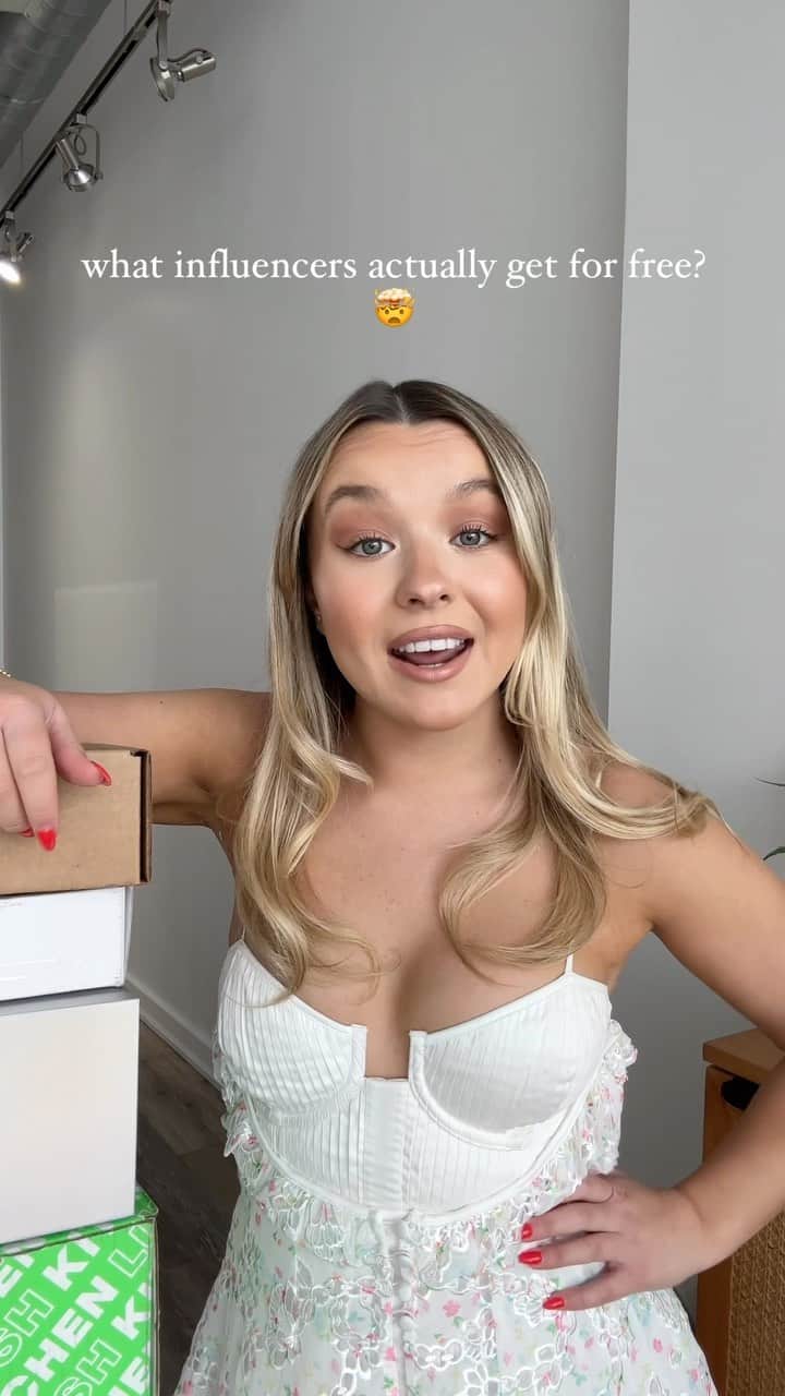 トーリ・ウェブスターのインスタグラム：「Influencer PR Unboxing! 📦🤯   a look behind the scenes of what influencers actually get in the mail?! this weeks goodies were extra fun unboxing the latest in makeup, skin, beauty, and accessories✨   @larocheposay  @lalinecanada  @lushcosmetics  @valentino.beauty   want to see more PR unboxing? 📲⬇️  #unboxing #influencer #prunboxing #unbox #mail」