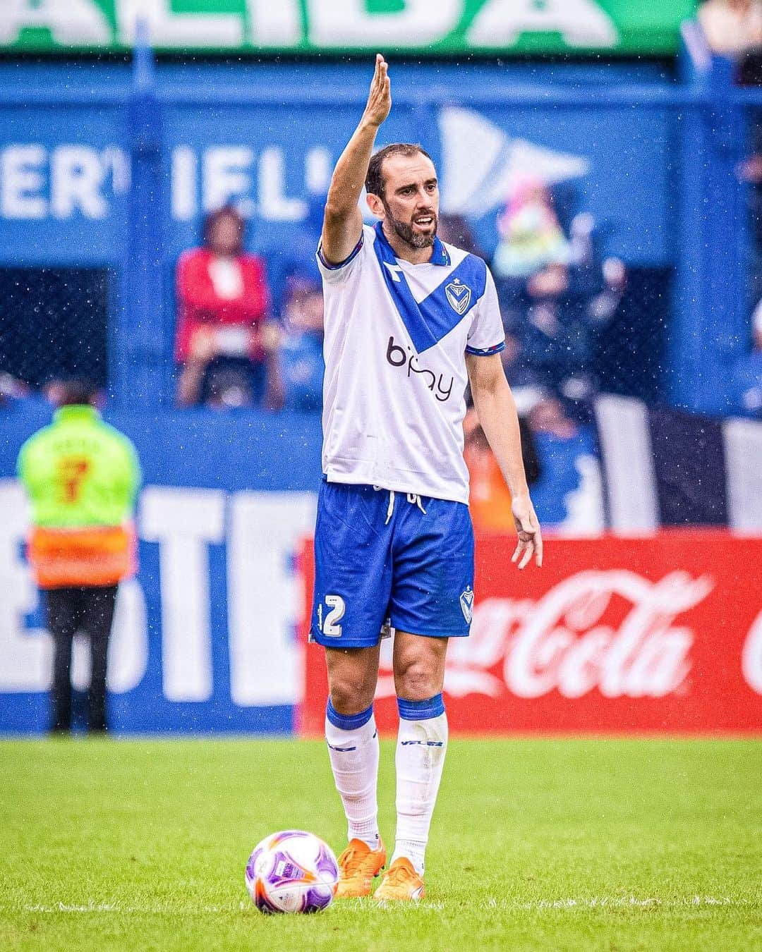 ディエゴ・ゴディンのインスタグラム：「Hay que seguir intentado. Todos juntos.   Vamos @Velez 👊🏼」