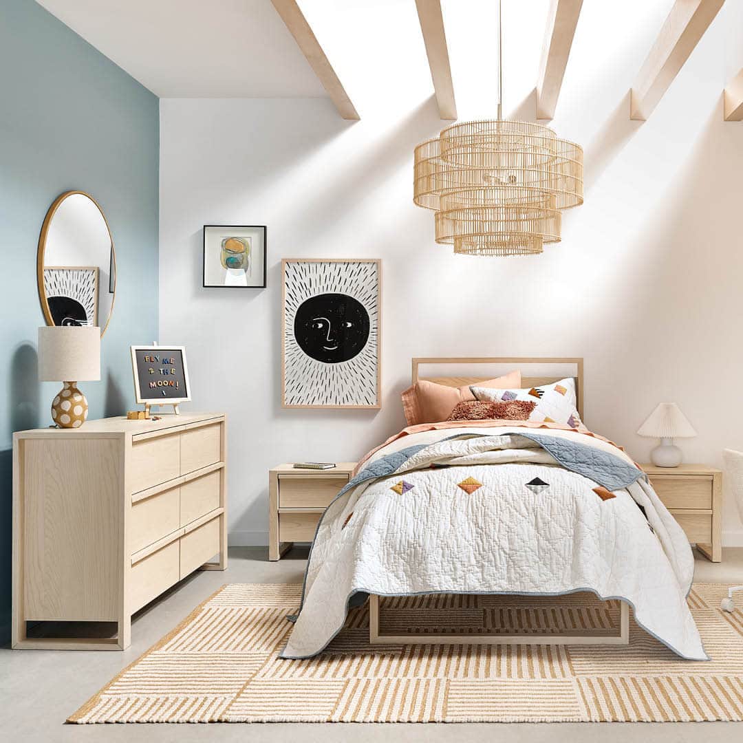 ジャスミン・トゥークスのインスタグラム：「Want to refresh your kid's room...fast? Everything shown here ships quickly, so you can get your kid's room looking THIS good in no time at all.  #KidsFurniture #KidsRoomDesign #KidsInteriorStyling #KidsInteriorDesign」