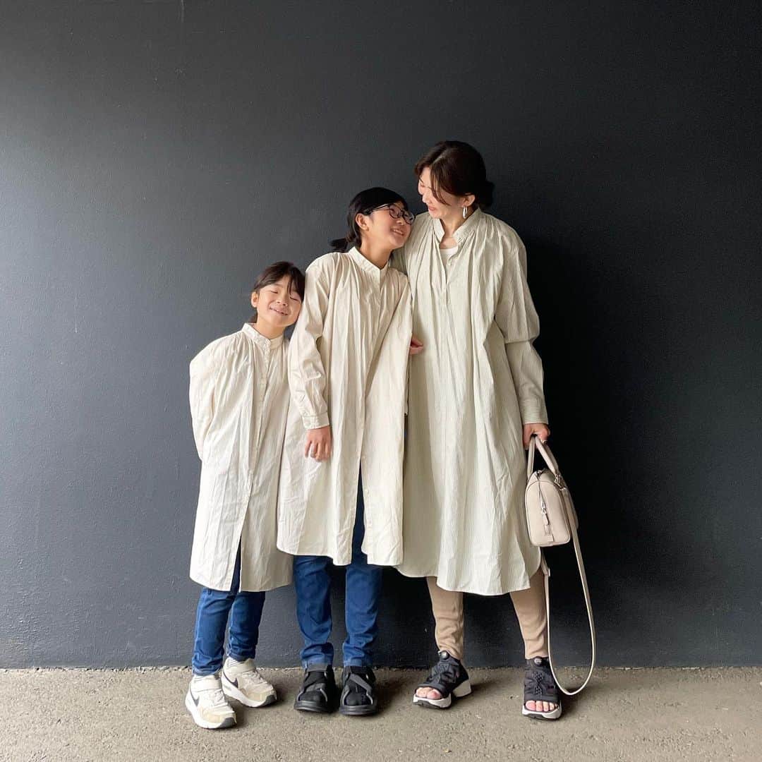 のインスタグラム：「去年？ のユニクロワンピース😊 #uniqlou  姉妹のボトムもユニクロ  私のバッグもユニクロ ほぼユニクロ😂✨✨  長女のサンダルは　今年の #ユニクロユー  @uniqlo   #プチプラ#プチプラファッション#大人カジュアルコーデ #ユニクロ購入品#ユニクロコーデ#ユニクロ新作#ユニクロきれいめ部 #きれいめカジュアル #uniqloコーデ#40代コーデ#40代ファッション #ユニジョ#骨格ストレート#着こなし#綺麗めコーデ #アラフォー#アラフォーママ #アラフォーコーデ #40代コーデ #40代ファッション #ユニクロ購入品#お揃いコーデ #お揃い #姉妹ママ #姉妹コーデ #姉妹リンクコーデ #リンクコーデ #親子コーデ#親子リンクコーデ #女の子ママ  #体型カバーコーデ  @uniqlo_with  @uniqlo_ginza  @uniqlo_jp」