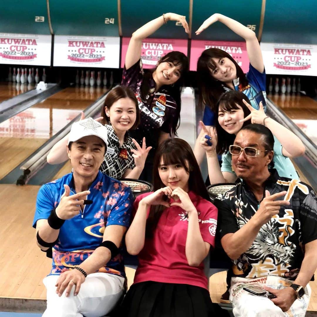 黒田アーサーさんのインスタグラム写真 - (黒田アーサーInstagram)「昨日は豪華なメンバーで有名な東京ポートボウル花きゃべつリーグでした❣️  今回のセンターは熊本美和ちゃん💕プロテスト1次を無事に通過‼️２次試験も頑張れ！😉💪  昨日は奥さんとお揃いのSTEELユニフォーム！新作の桜🌸バージョンです😊  #名和秋プロ #渡辺けあきプロ #飯田菜々プロ #三浦美里プロ #ブラザーkorn兄貴 #熊本美和 #ポート公式アンバサダー #黒田アーサー」4月18日 8時04分 - kuroda_arthur