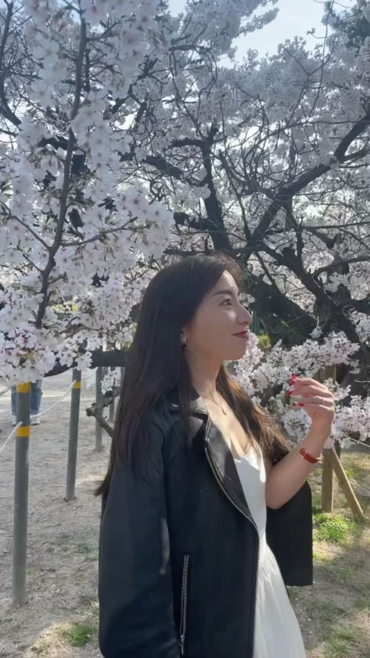 のインスタグラム：「桜の季節は一瞬だけど、大好き、、、💐💕  お花見だから、砂利道歩ける様に スニーカーでした☺️💐  毎月欠かさず @teenkarbel へ♡ マツエクは欠かせません✨✨ マストな美容スポットだし とにかく楽ちんなのでおすすめ💕  ワンピース👗は @stina_official_  アウターは @tarajarmon_jp  スニーカーは @nike  #お花見コーデ #sサイズコーデ  #153cm #153cmコーデ  #男の子ママ」